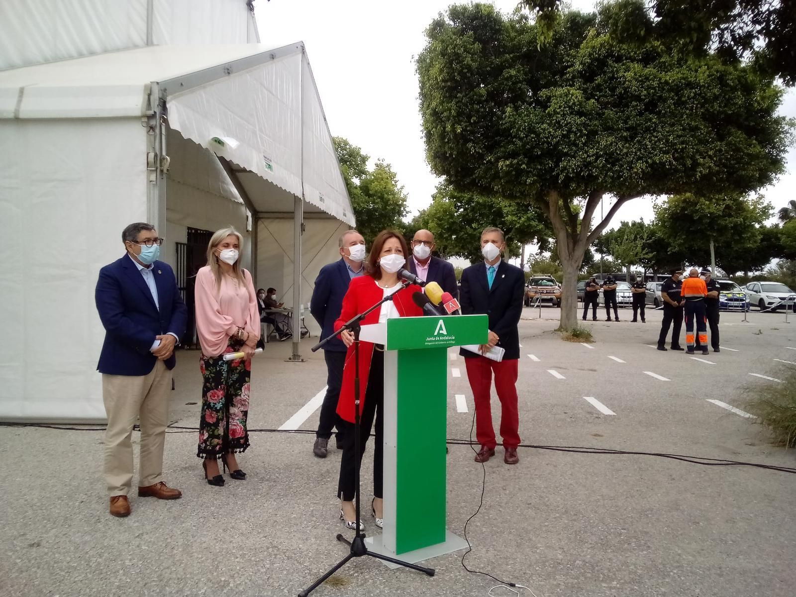 Patricia Navarro, este jueves, en su visita al punto de vacunación masiva instalado en el recinto ferial de Vélez-Málaga. Patricia Navarro, este jueves, en su visita al punto de vacunación masiva instalado en el recinto ferial de Vélez-Málaga.