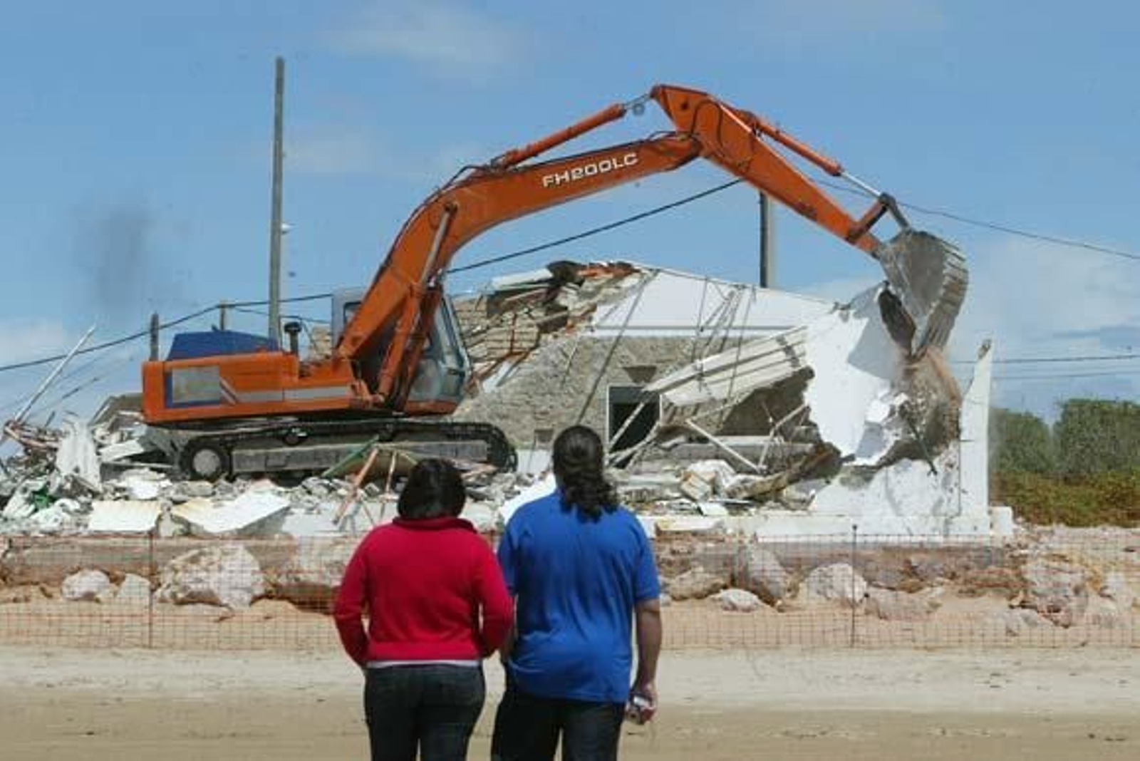 Costas derriba una edificación ilegal en la playa de Chipiona