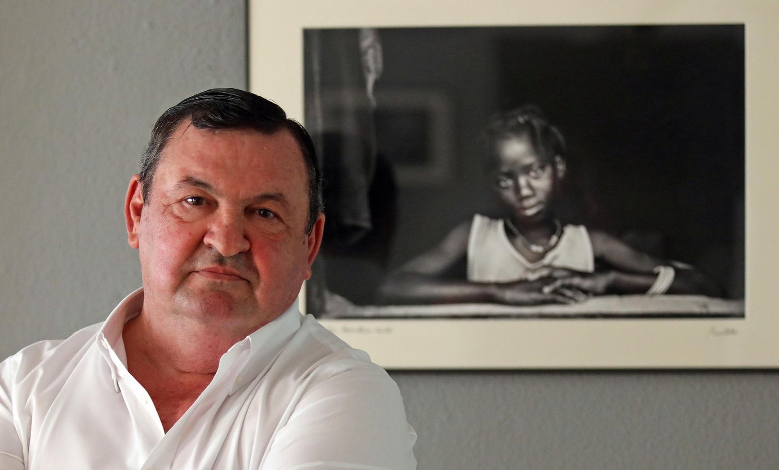 Manuel Viola posa junto a una de sus fotografías en la sala 'ArteaDiario'.