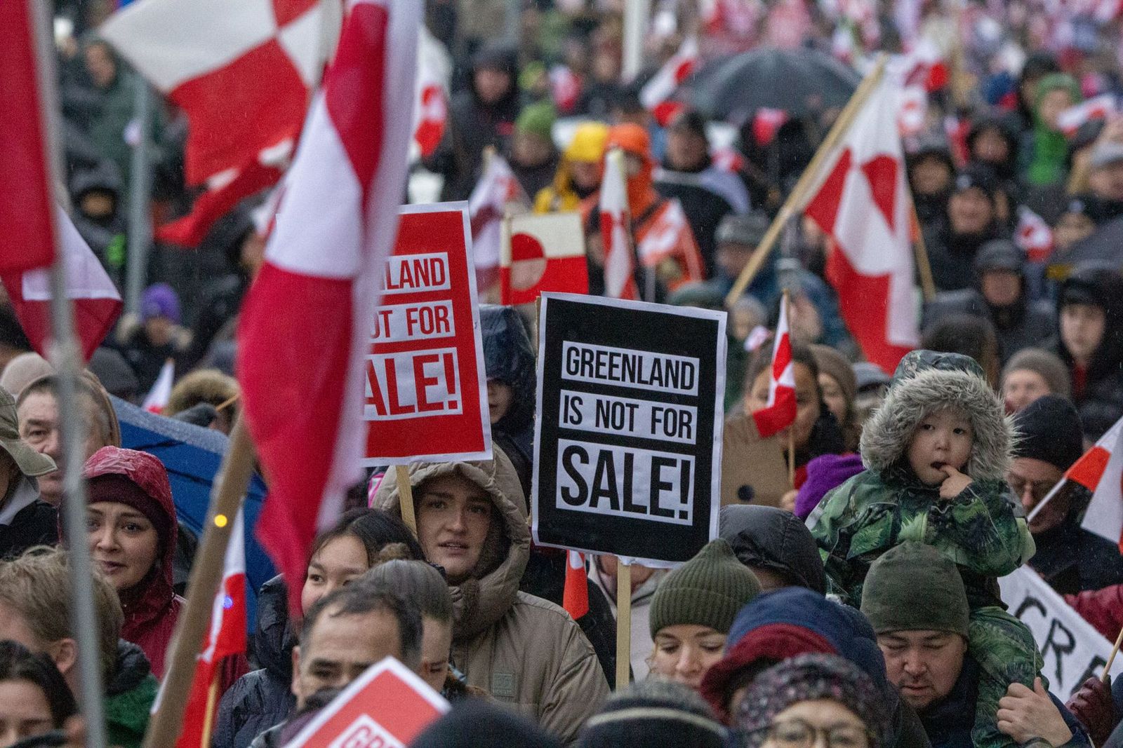 Miles de manifestantes rechazan en la capital de Groenlandia los ataques de Donald Trump.