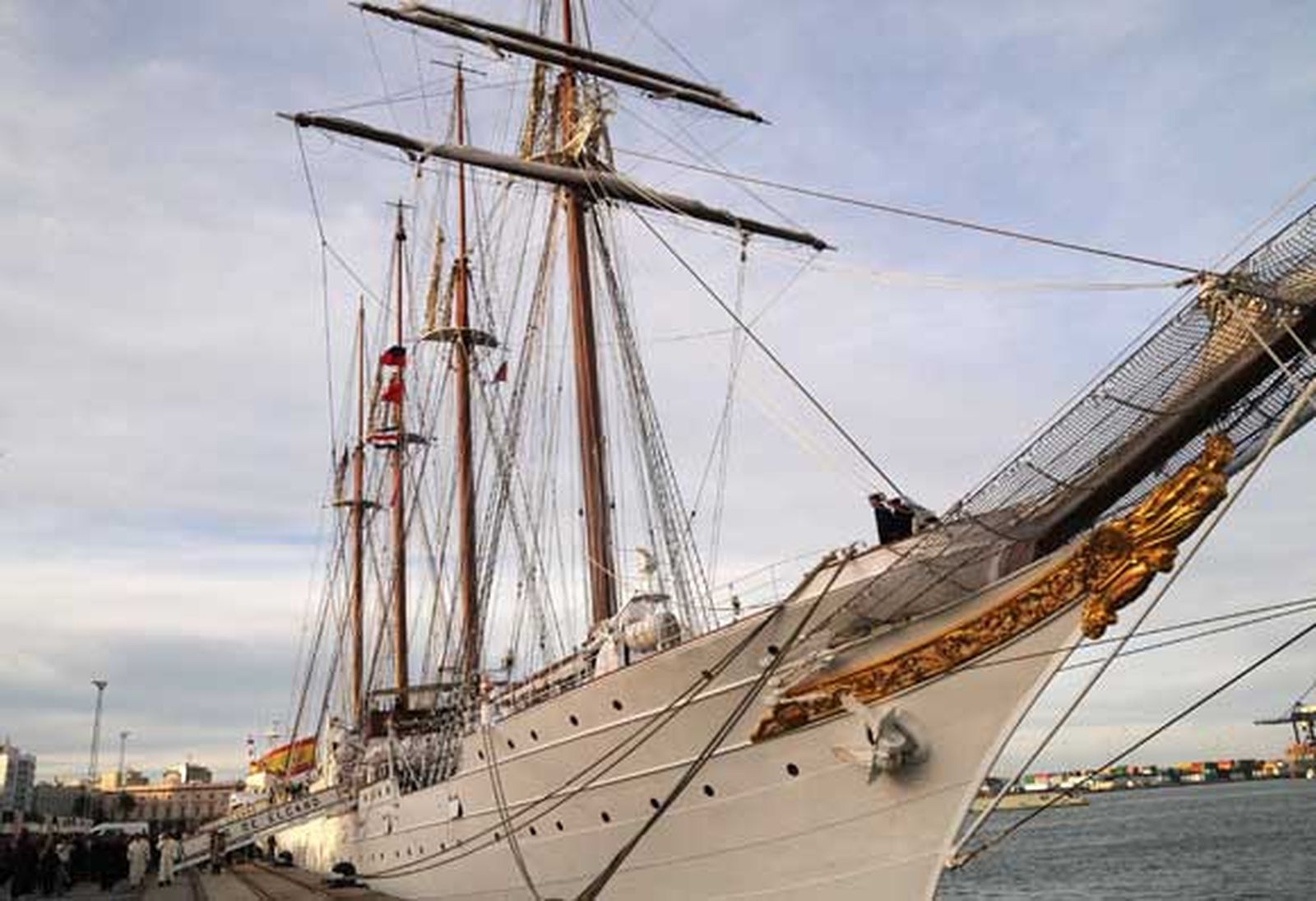 San Fernando despide en el Arsenal de La Carraca al buque escuela de la Armada, que partió de forma excepcional en uno de los primeros grandes actos conmemorativos del 2010

Foto: Javier Gonzalez