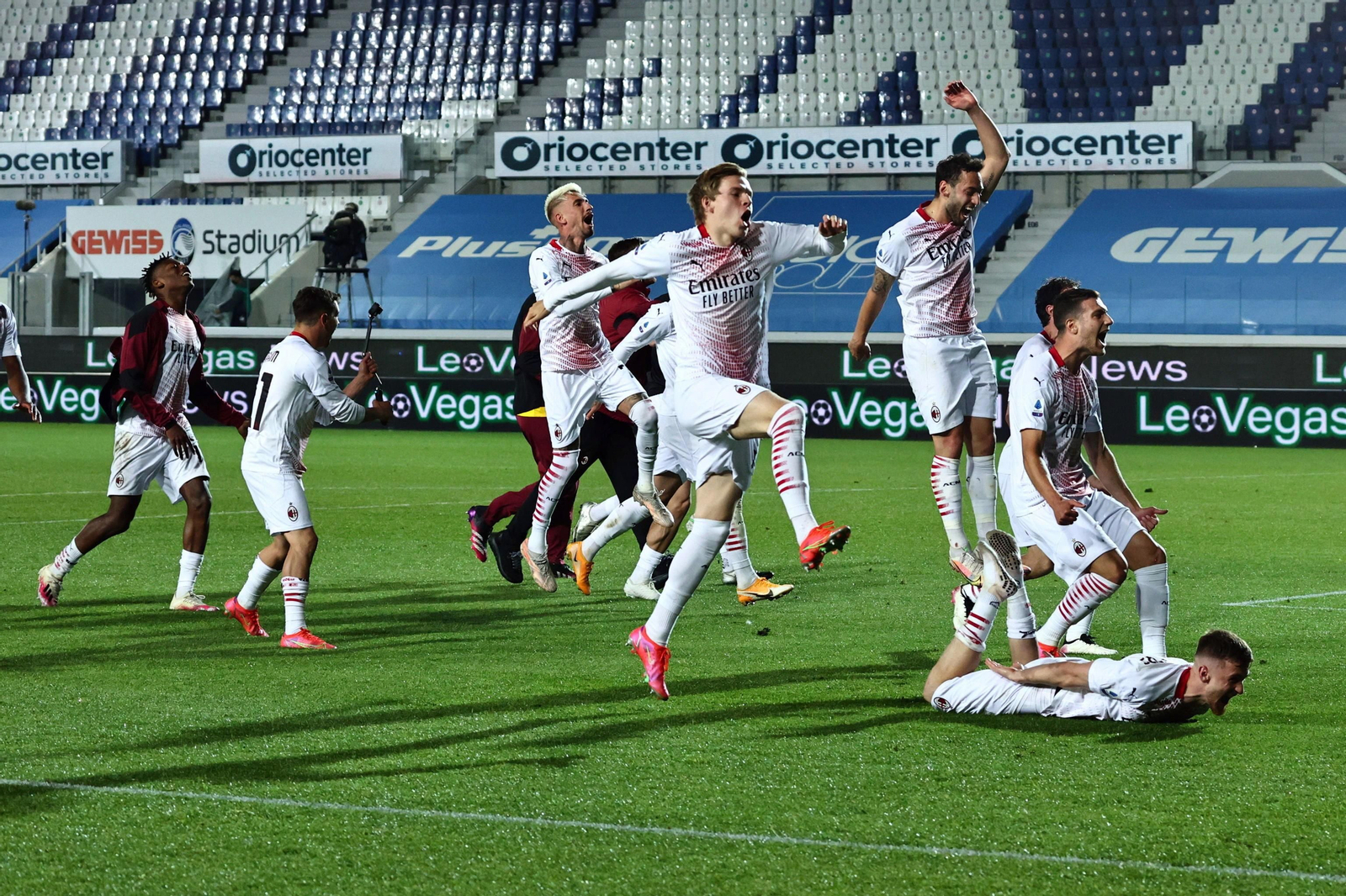 Samu Castillejo y Brahim celebran con sus compañeros.