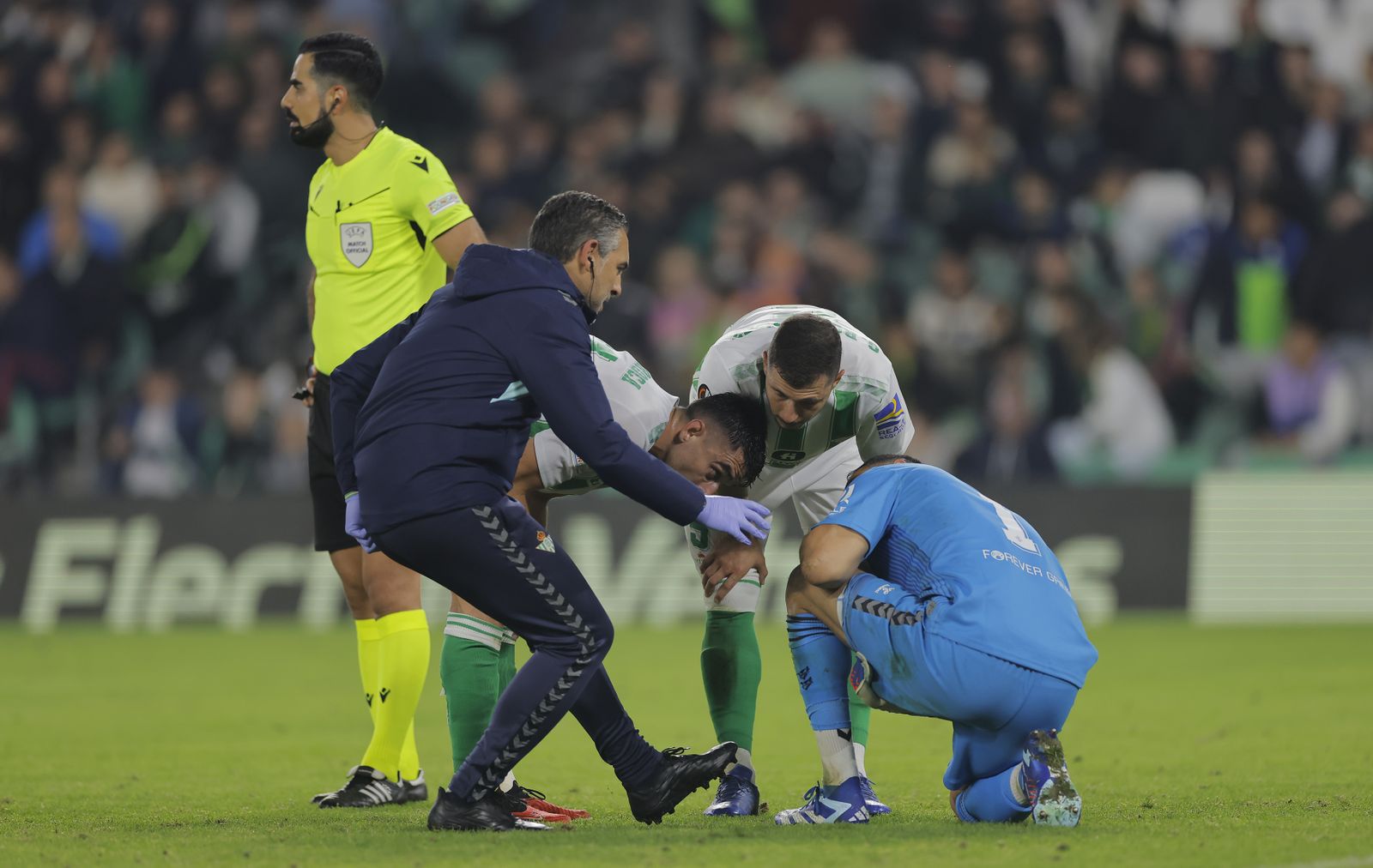 Claudio Bravo es atendido ante la preocupación de sus compañeros.