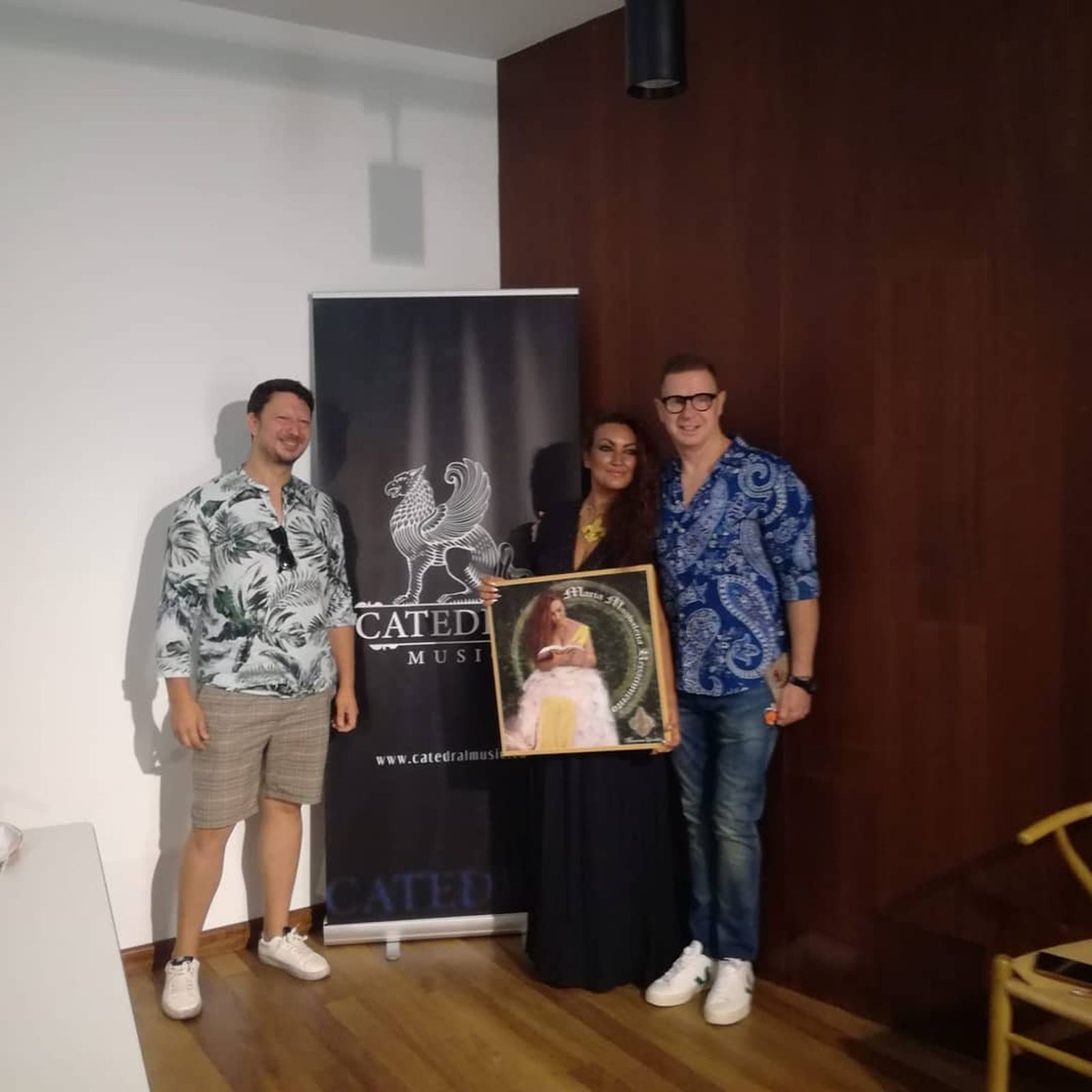 Macarena Giráldez presenta su disco benéfico en compañía del humorista y padrino del álbum Jorge Cadaval y el prodcutor Manuel Alejandro González.