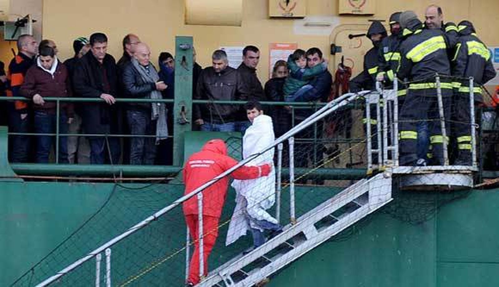 Termina la evacuación de los pasajeros del ferry incendiado en el Adriático