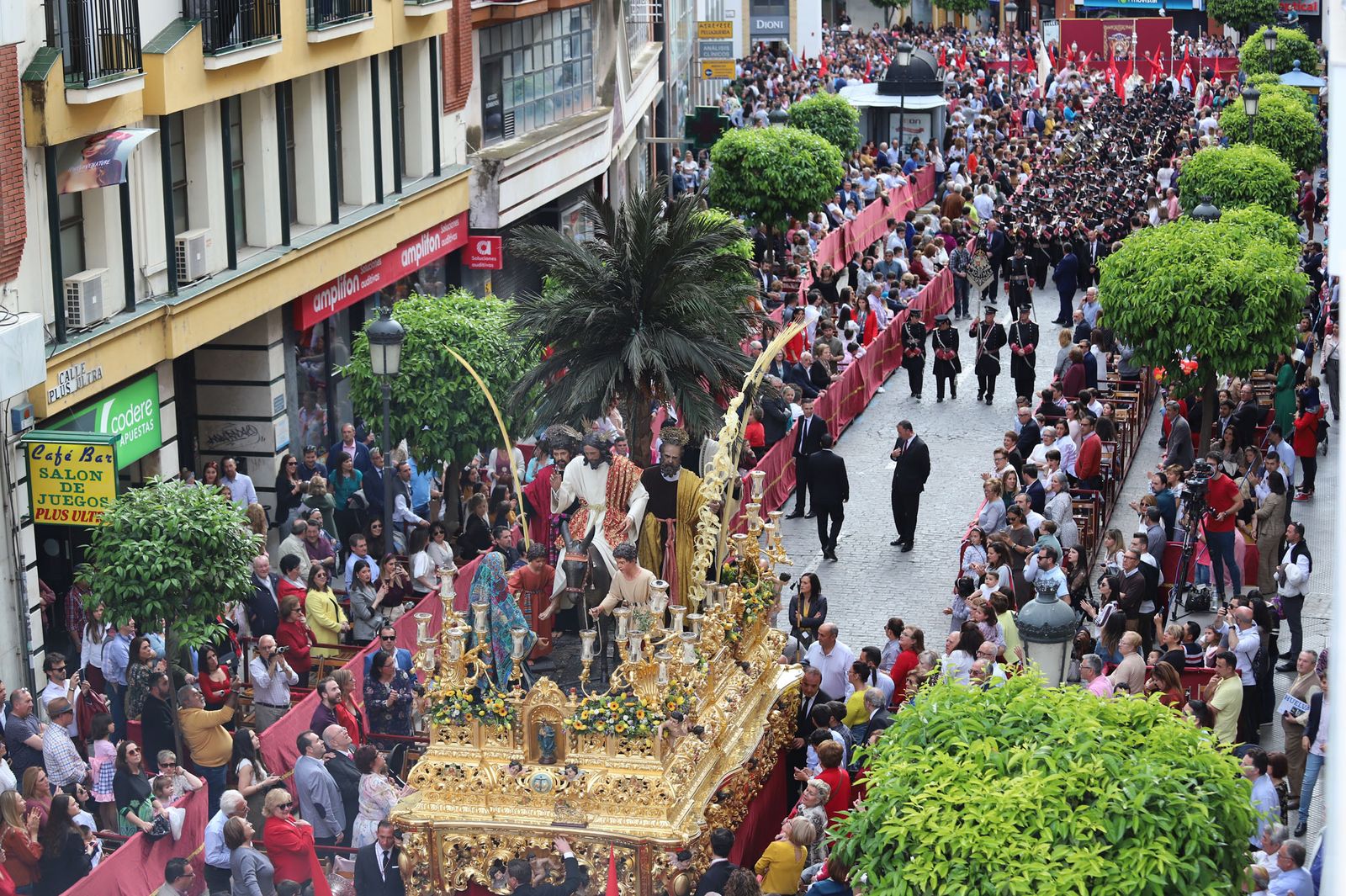 Las mejores imágenes de la hermandad de la Borriquita  de Huelva en el domingo de ramos 2019