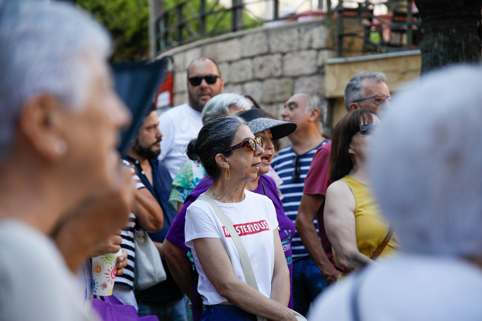 Las imágenes del minuto de silencio en el Mirador de la Rambla por la mujer asesinada en Almería