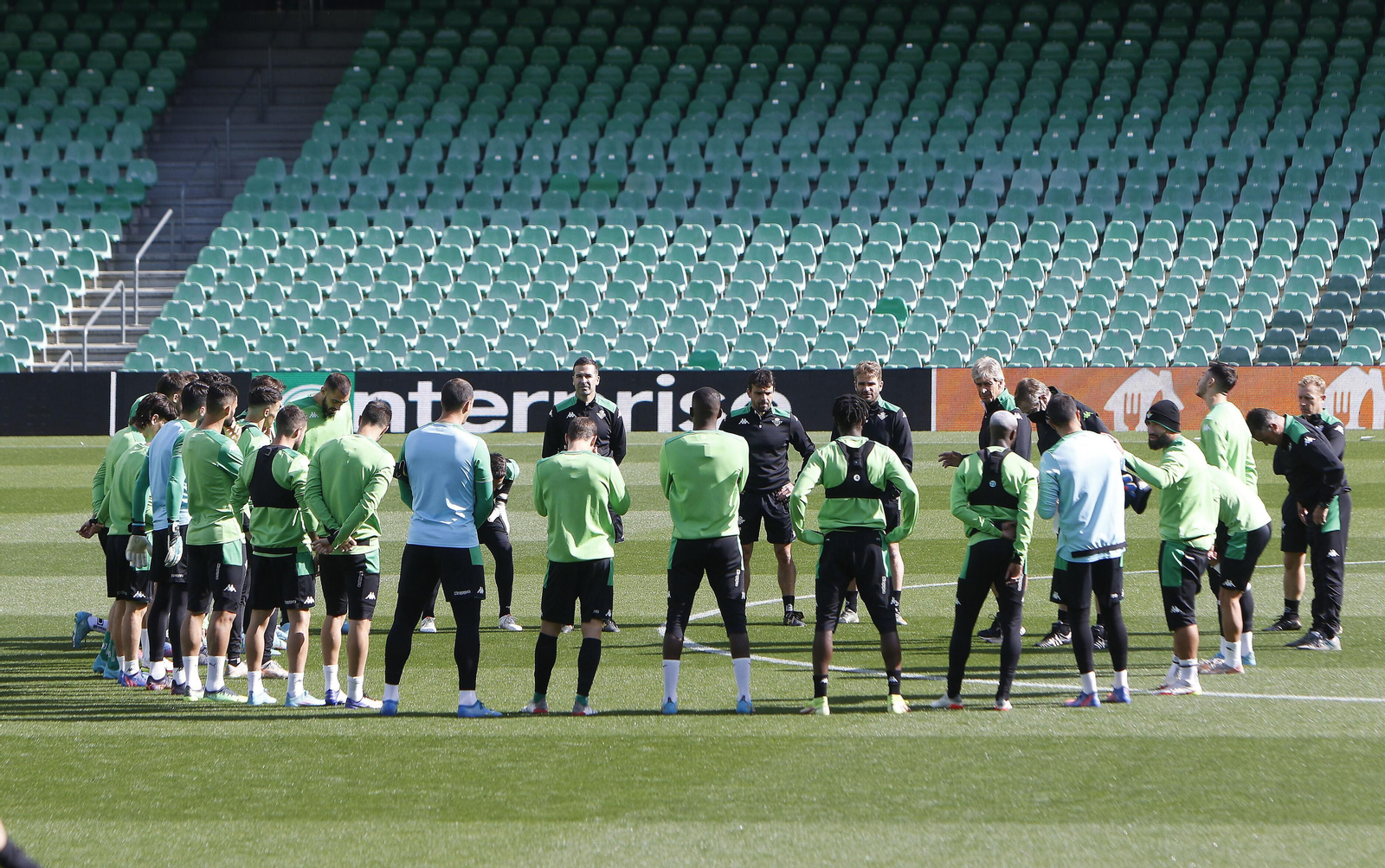 Pellegrini dialoga con los jugadores en un entrenamiento.