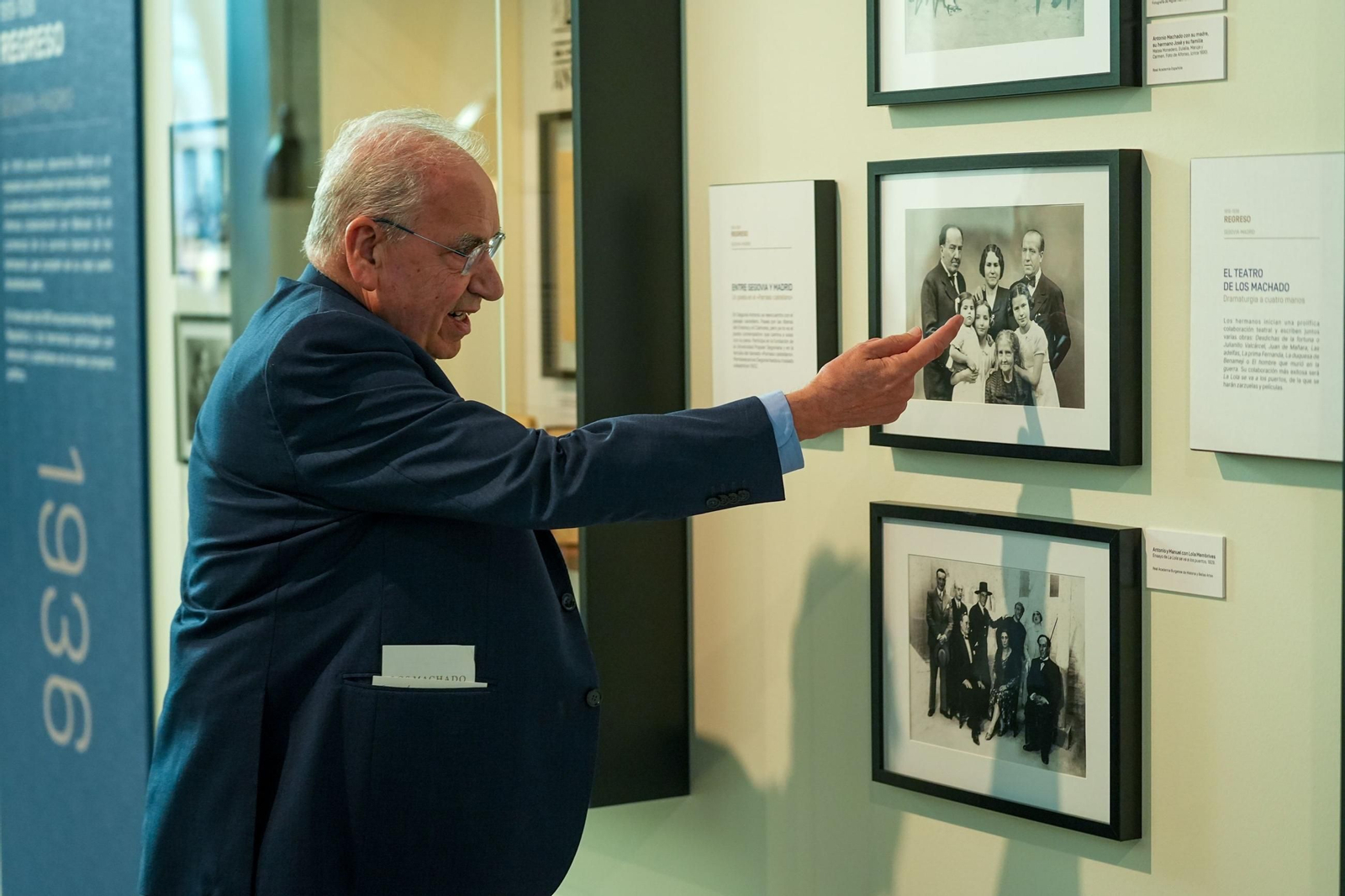 Las imágenes de la visita del Rey a la exposición de los Hermanos Machado en Sevilla