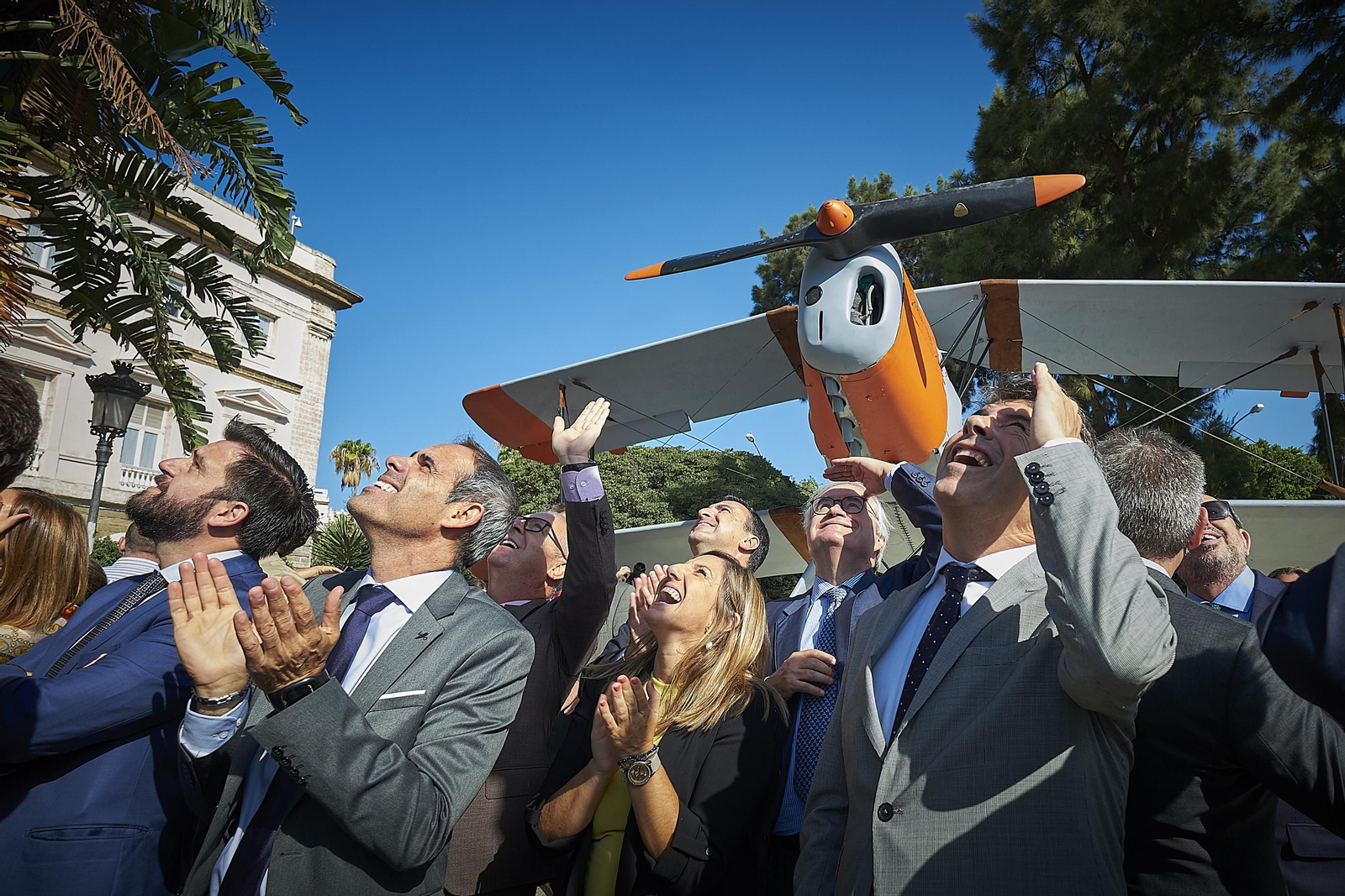 Autoridades y directivos de Airbus en el momento del paso de aviones por el cielo de Cádiz.