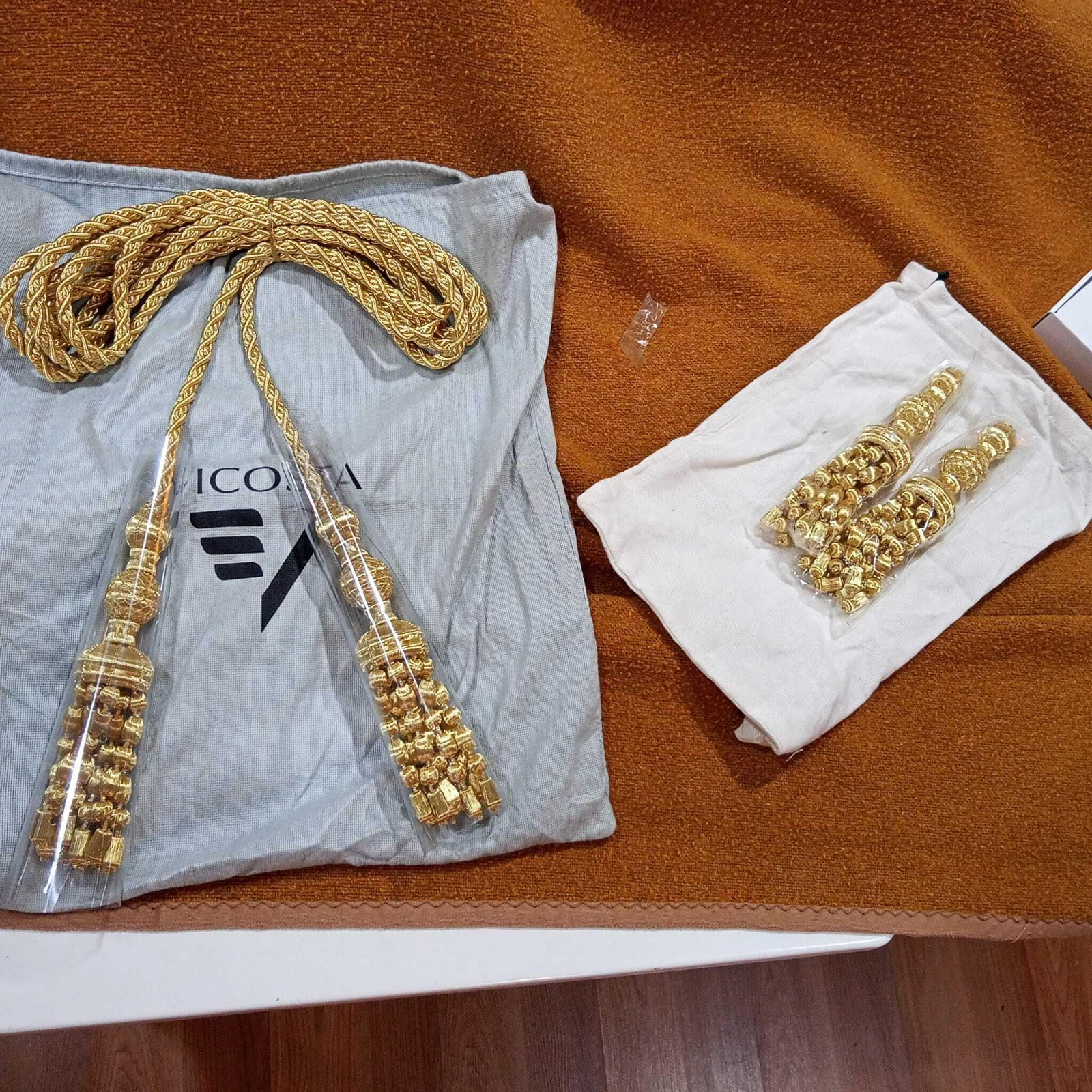 Nuevos cordones y borlones para el Simpecado de la hermandad.