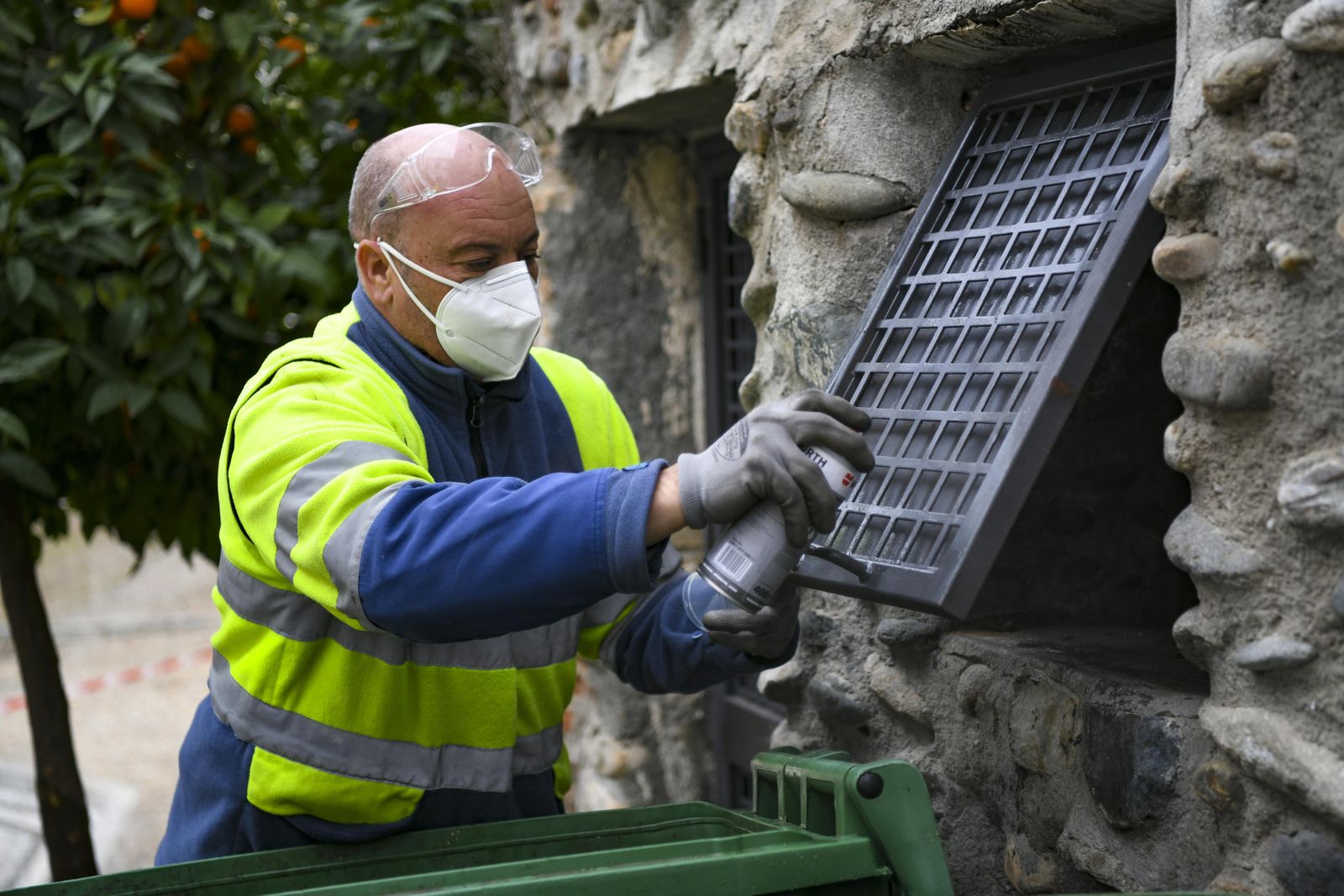 Fotos: acción contra el vandalismo y la suciedad en el Albaicín