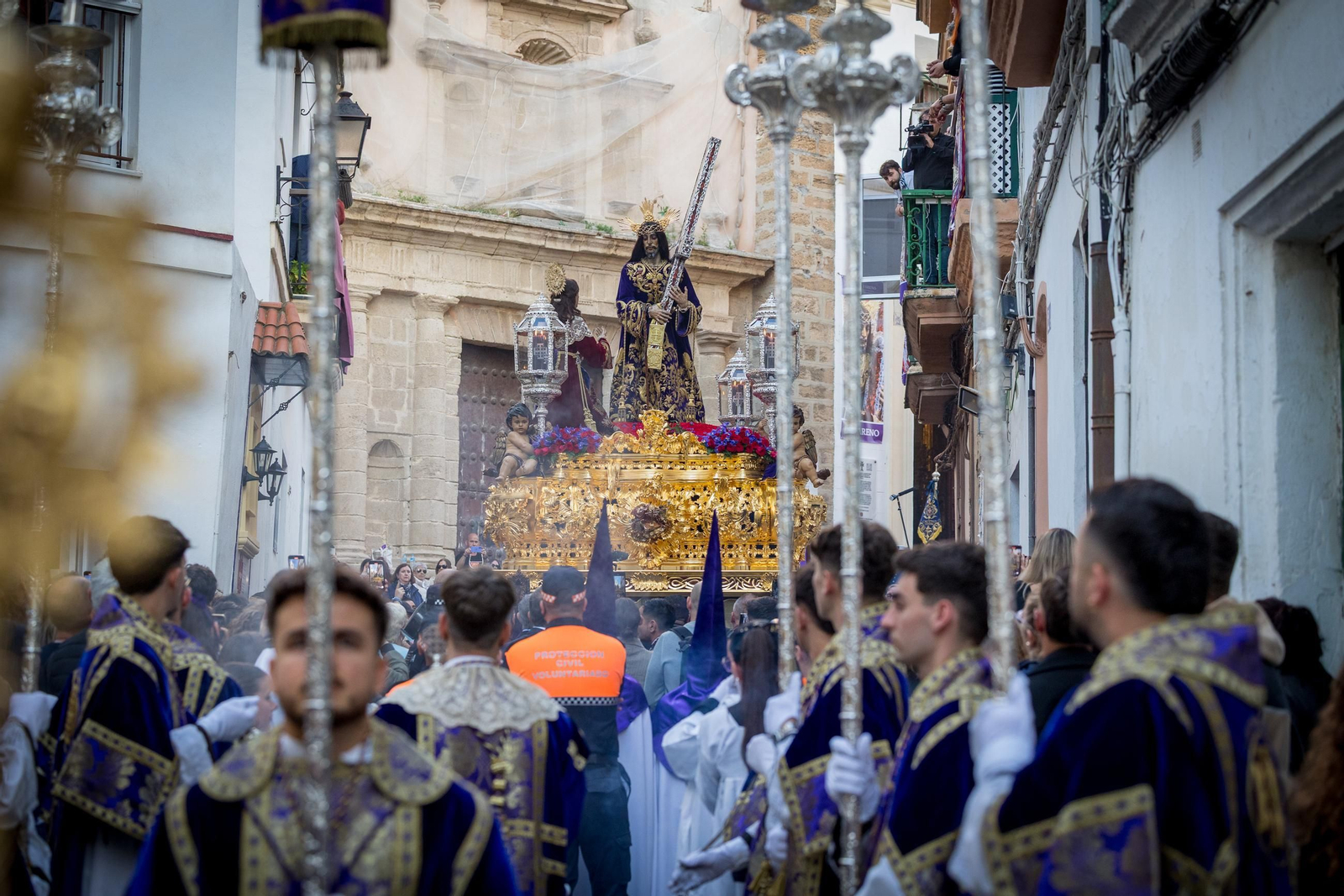 Imágenes de la salida del Nazareno en la Semana Santa de Cádiz 2025