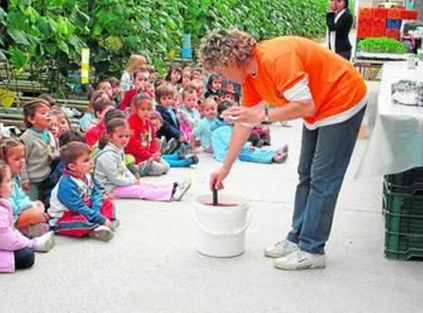 Lola Gómez, durante una visita de niños a su invernadero.
