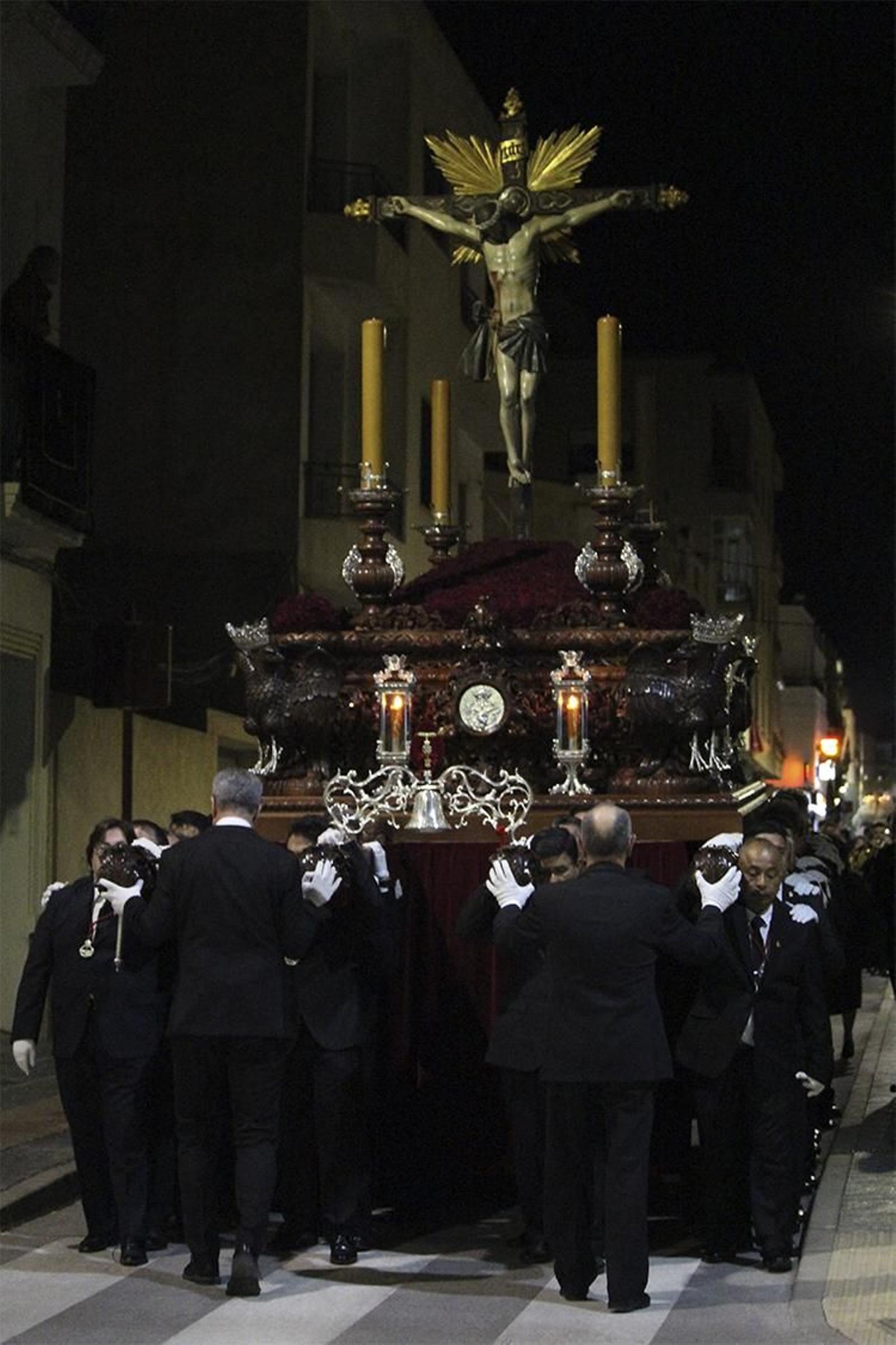 El Cristo de la Misericordia portado por decenas de veratenses.