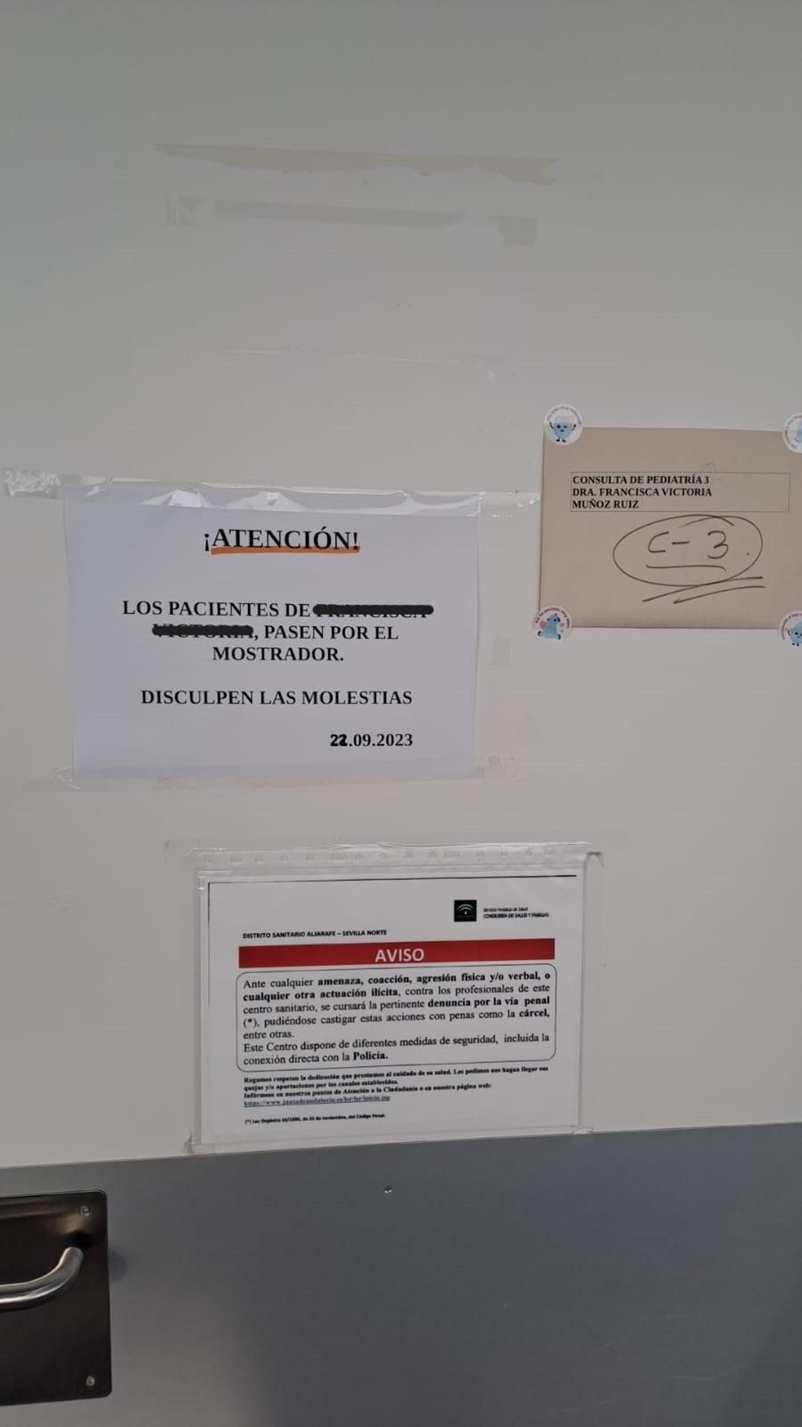 El cartel que los padres se han encontrado en la puerta de la consulta de su pediatra en el centro de salud Clara Campoarmor.