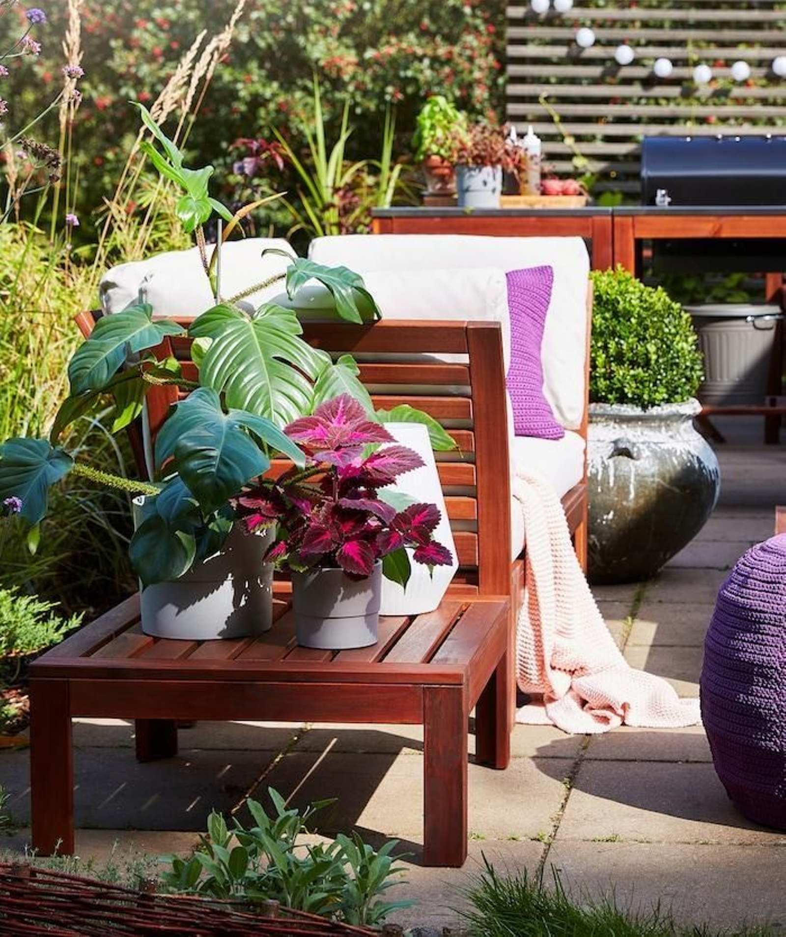 Las plantas nunca deben faltar en la decoración de una terraza o un jardín.