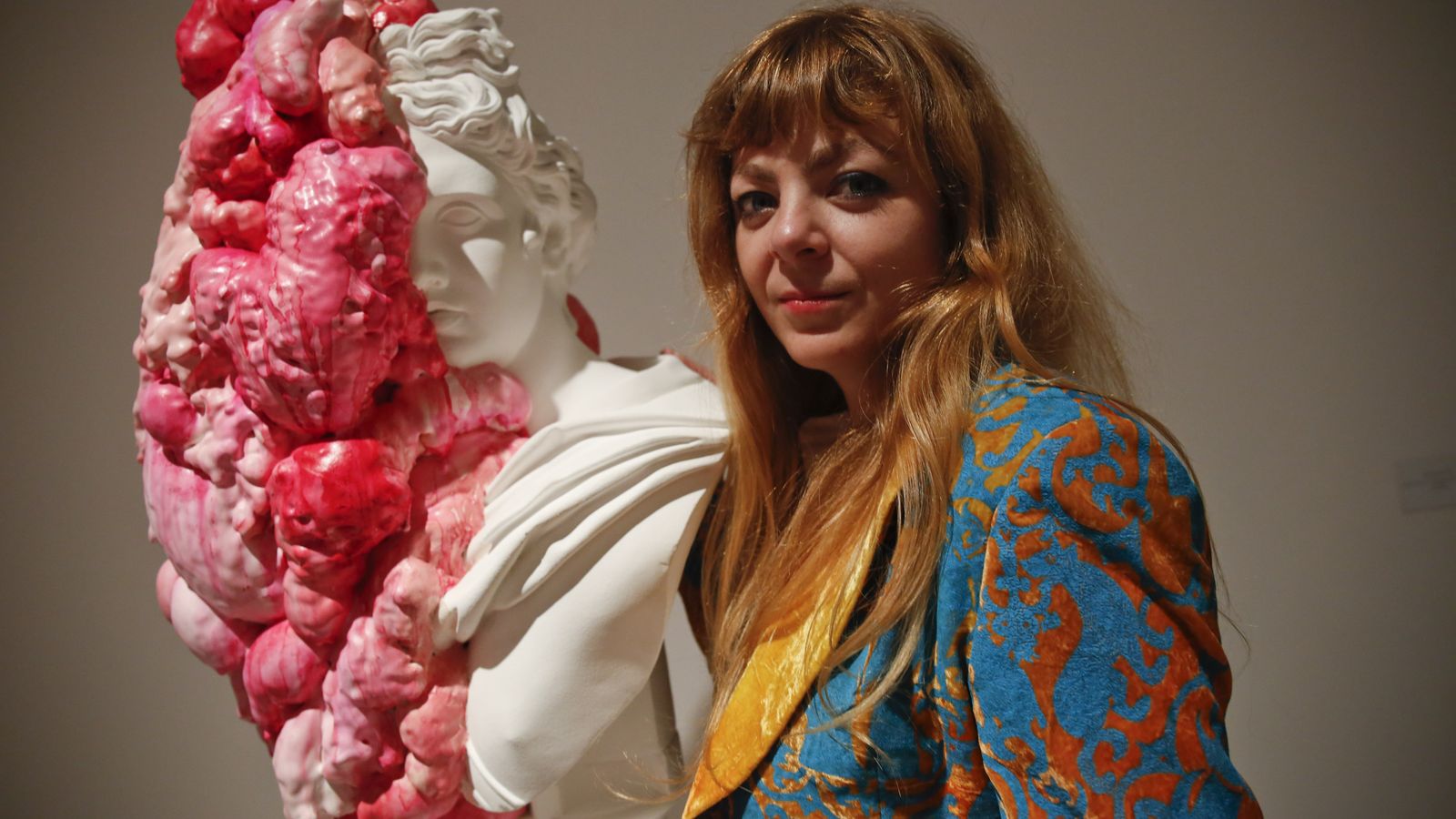 Marina Vargas posa junto a una de sus obras en una exposición.