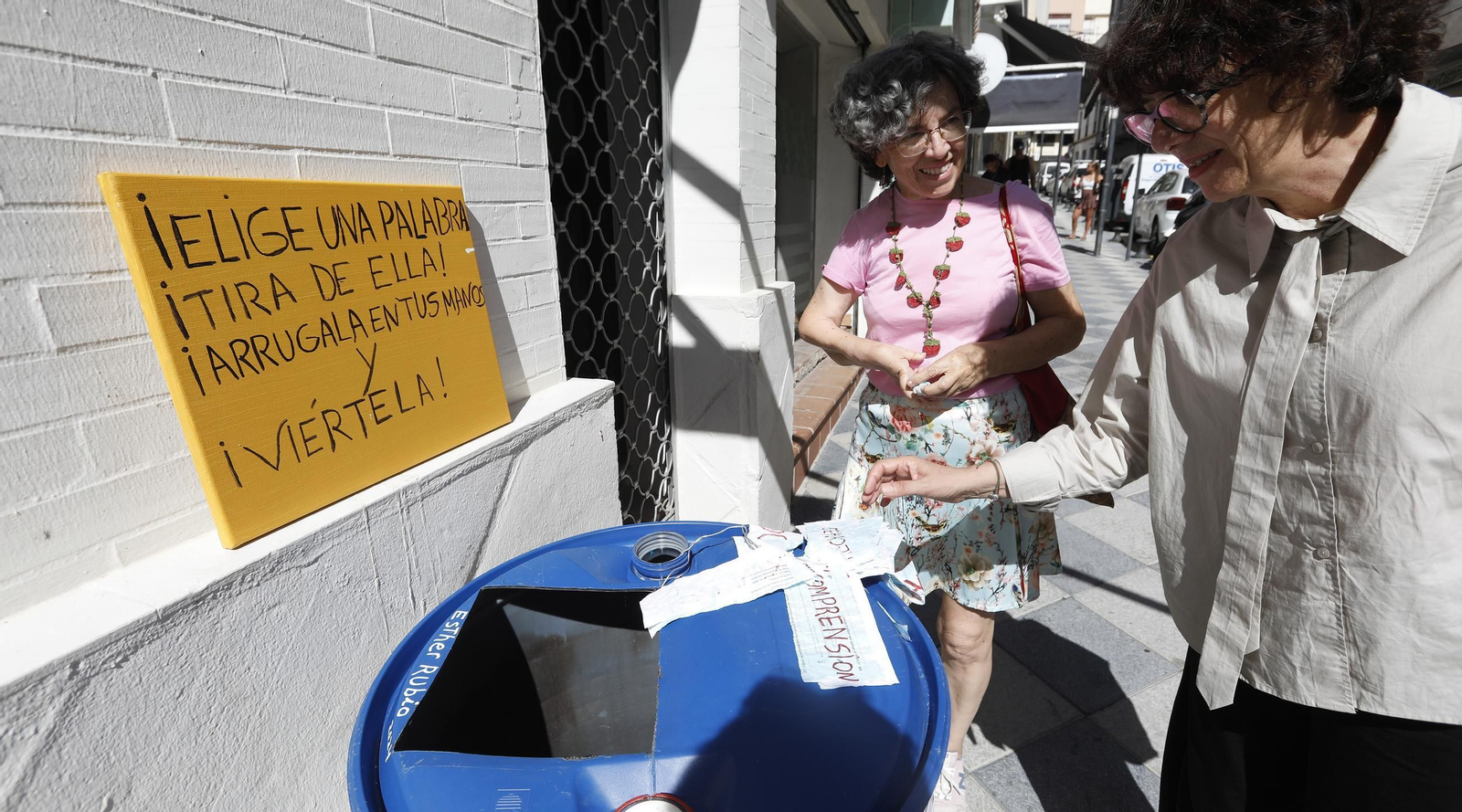 Artistas locales apelan a romper el estigma del SIDA con obras en escaparates