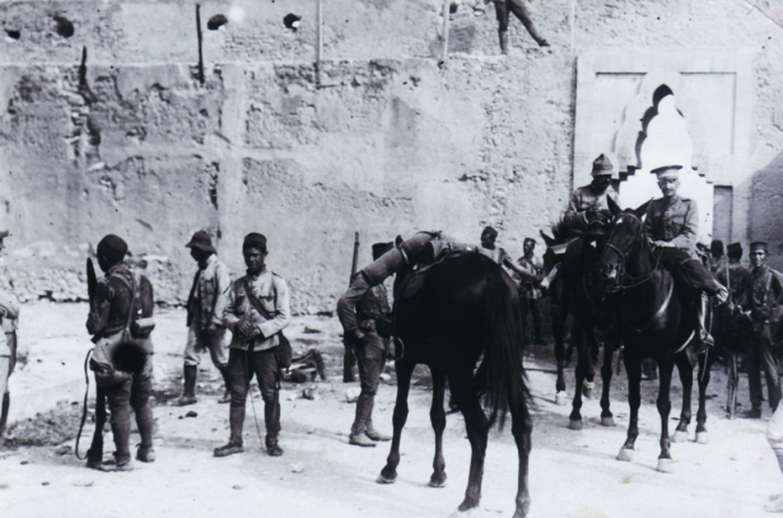 La Corona en la Alcazaba de Zeluán, 14-10-1921. El Teniente Coronel Eduardo Barrera a caballo  y con gorra de plato, última fotografía de éste antes de su fallecimiento.