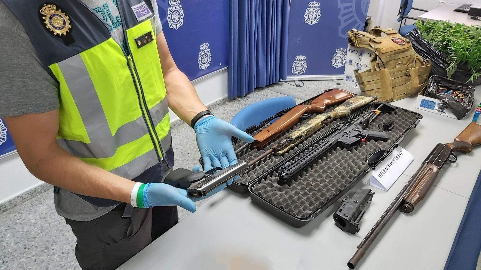 Armas incautadas en la operación policial desarrollada en Torreblanca.