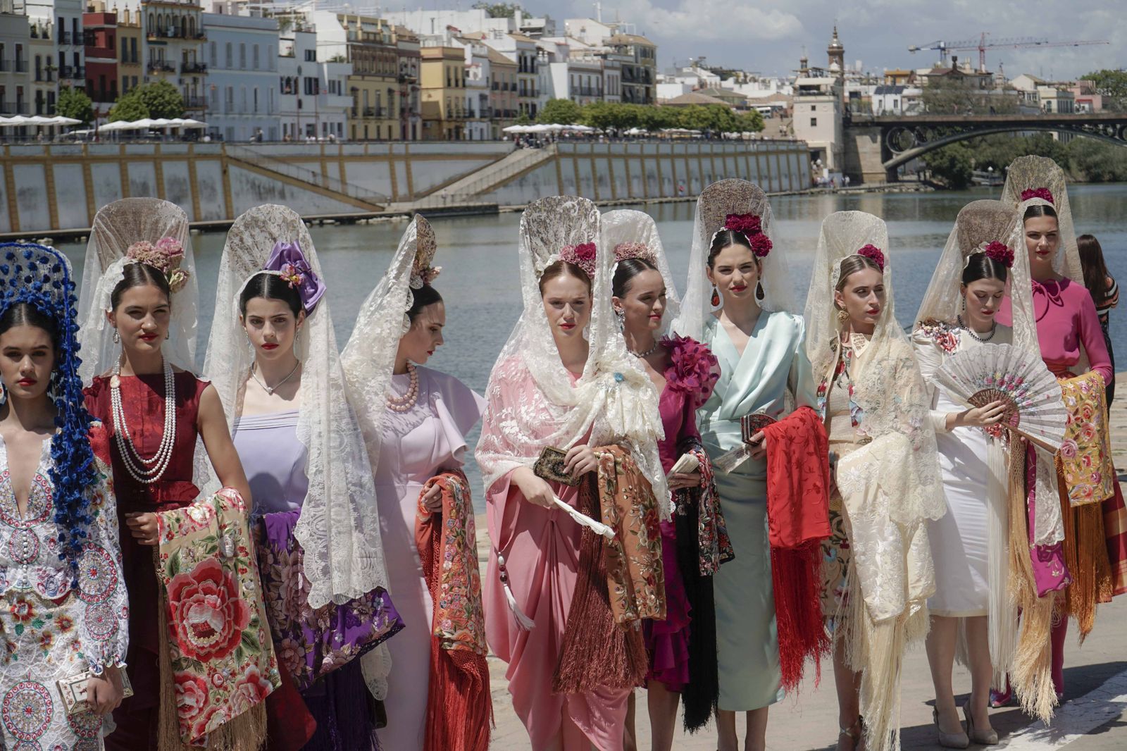 Desfile de mantillas blancas en la preferia