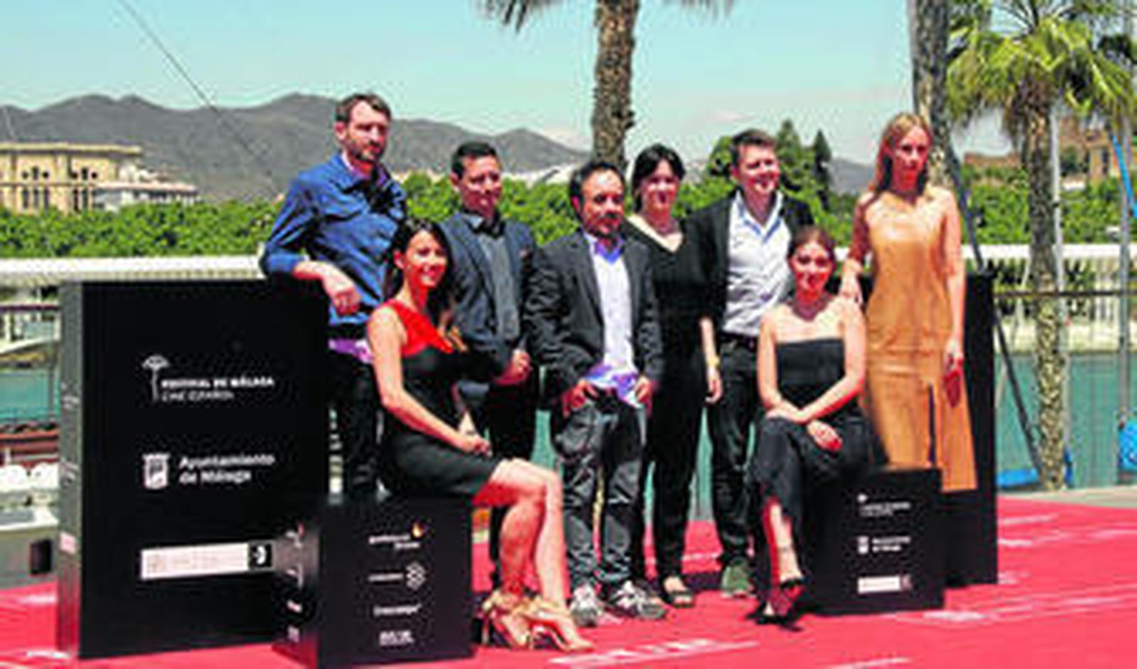 María Valverde, Ingrid García Jonsson, Bárbara Goenaga y el resto del reparto de 'Gernika' reunido en Málaga, ayer, junto al director Koldo Serra.