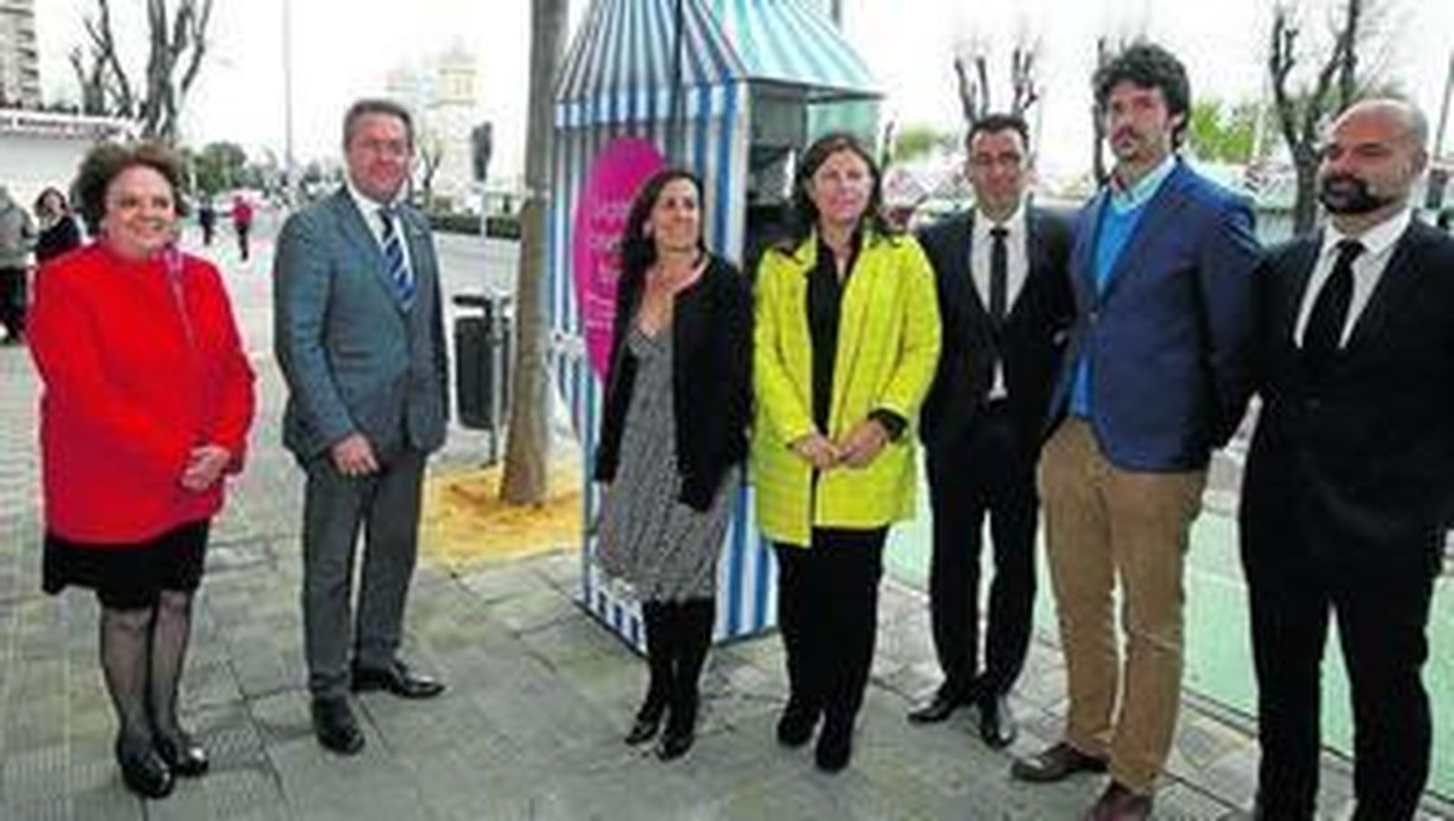 Una de las 'neocabinas' instalada junto al real, que aportan información y permiten cargar el teléfono móvil.