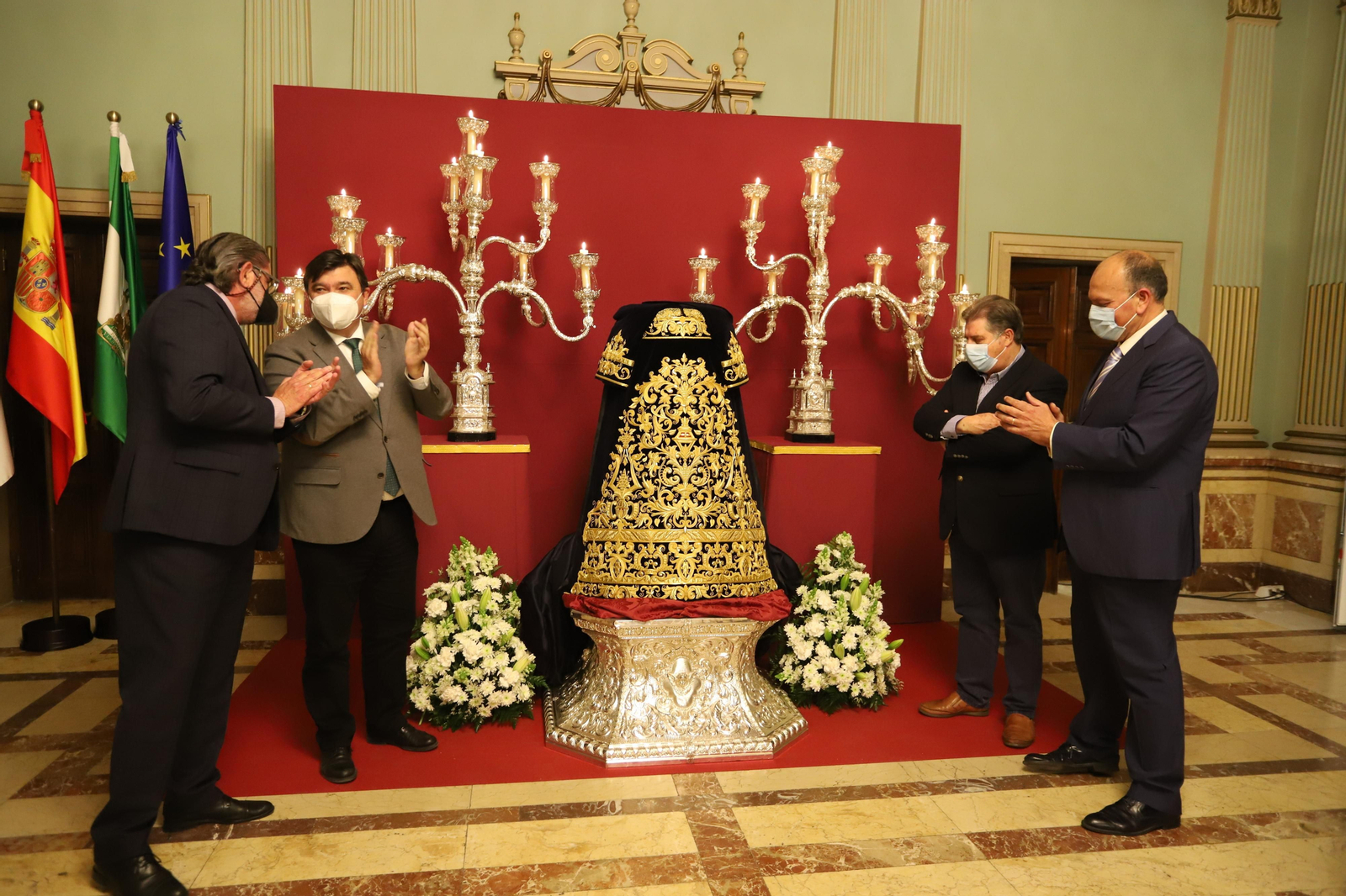Imágenes de la presentación de la nueva saya y candelabros de cola de la Hermandad de Los Estudiantes.