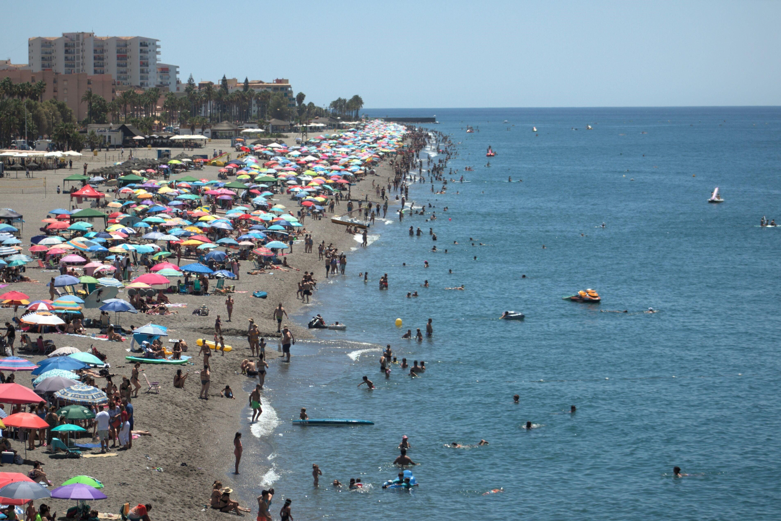 Fotos: así de llenas estaba las playas de Granada este primer fin de semana de agosto
