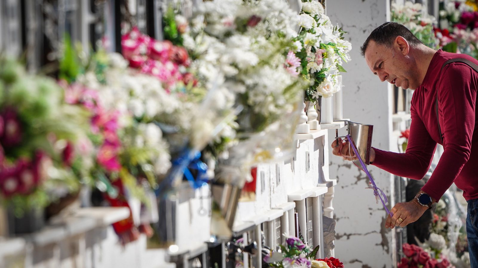 Día de recuerdo y emociones en el cementerio de Jerez