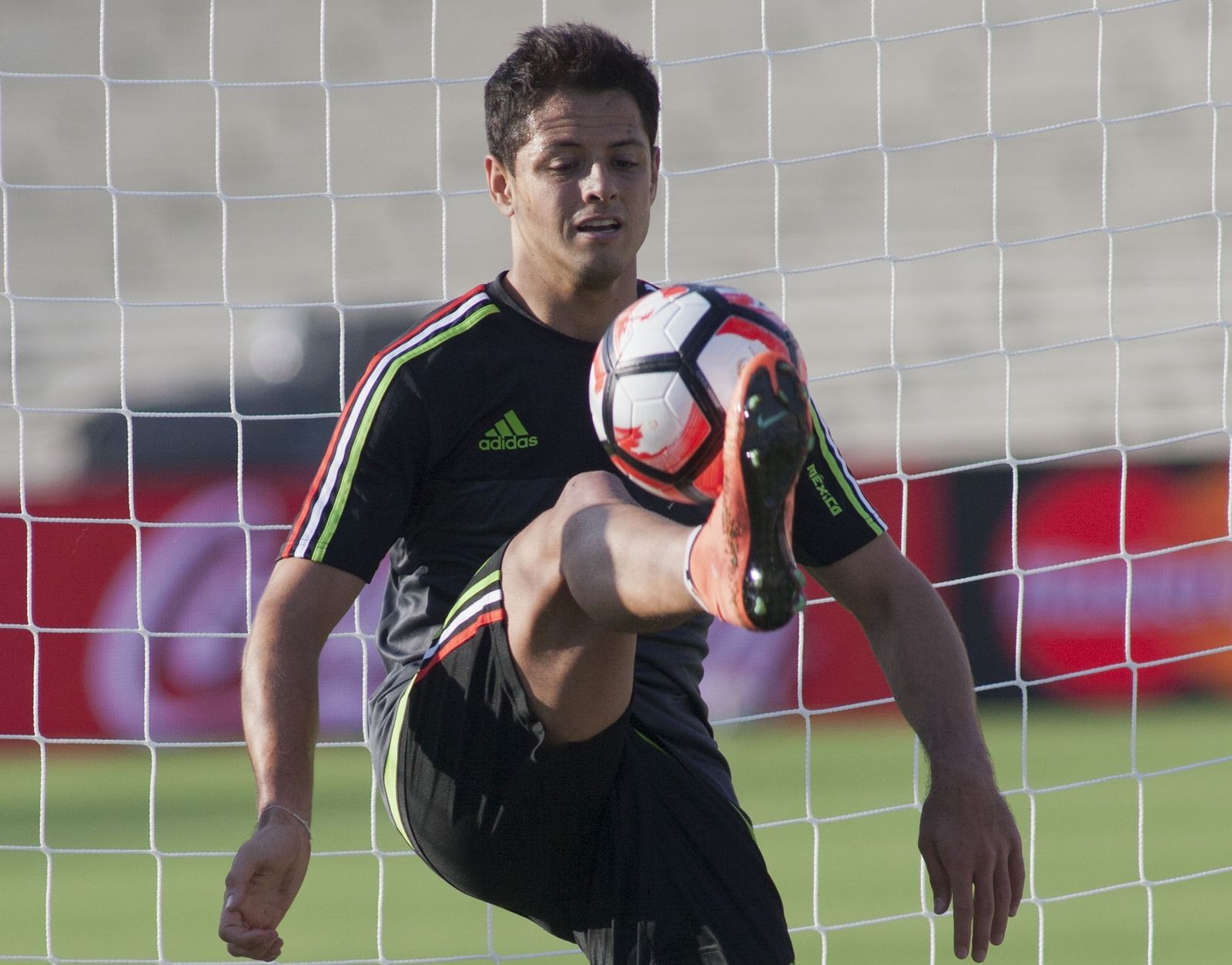 Chicharito Hernández, en un entrenamiento con su selección.
