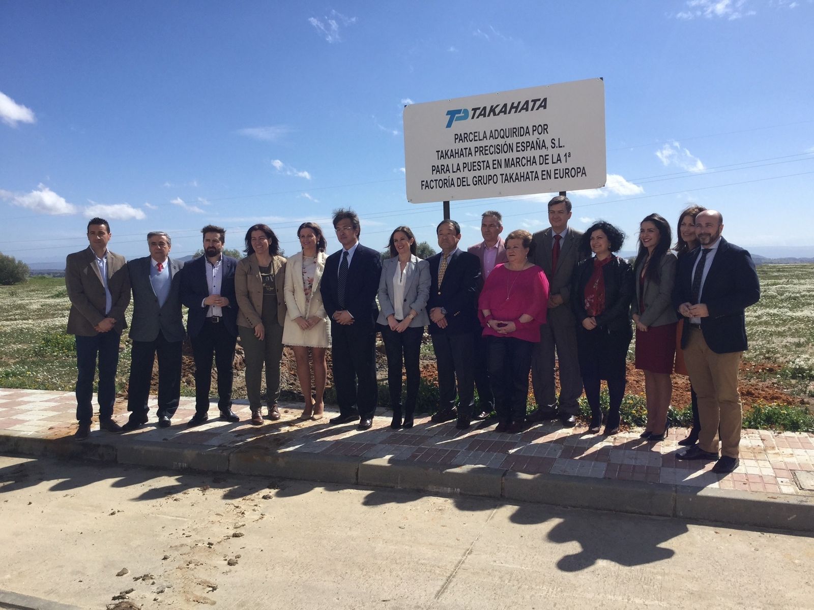 Directivos del grupo japonés y autoridades públicas en el lugar donde se ubicará la planta.