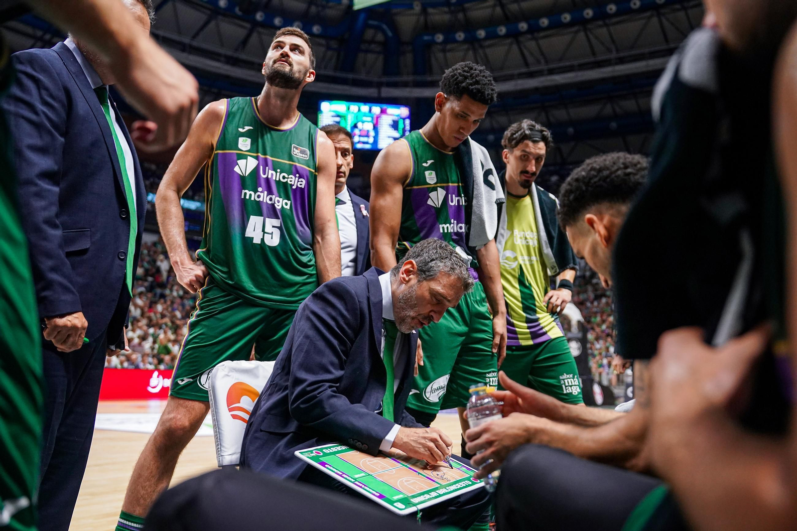 Ibon Navarro da órdenes.