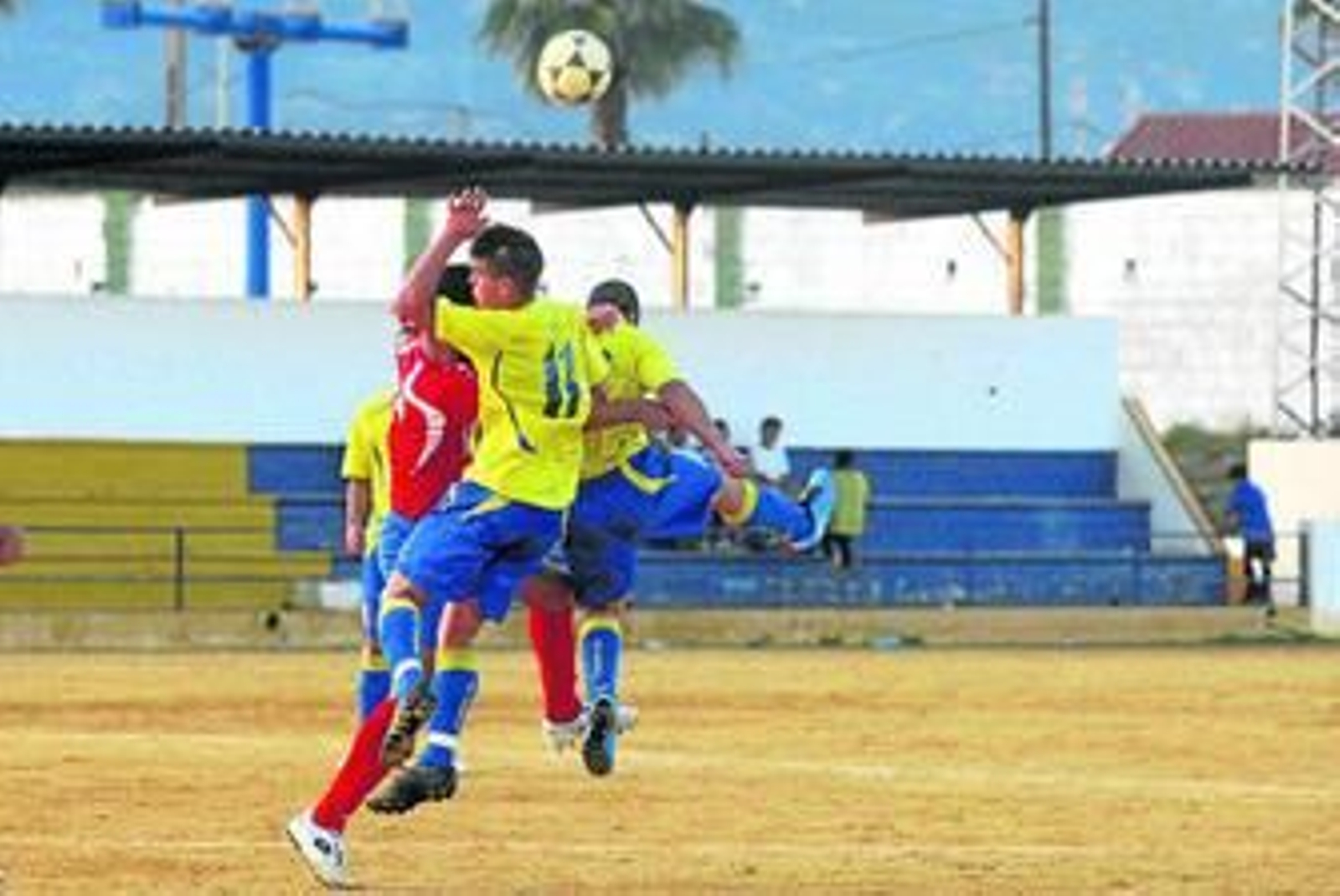 El árbitro expulsa a uno de los sanroqueños ayer en La Juventud de Jerez.