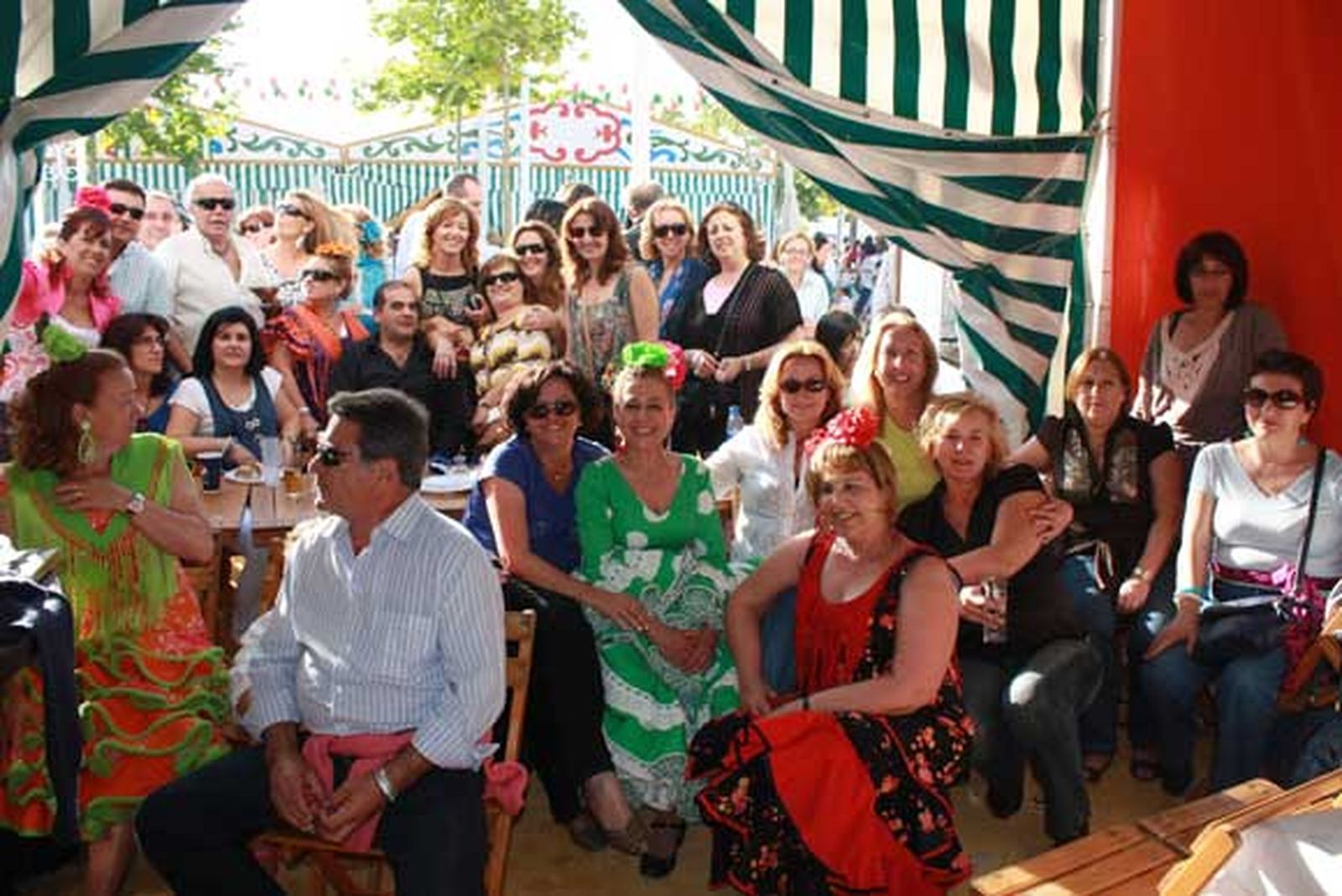 Un grupo de 'singles' que pasaron una magnífica jornada de feria en distintas casetas del recinto ferial de Las Banderas, entre ellas la de Amigos de Diario, situada en la calle Villa de Madrid

Foto: Fito Carreto