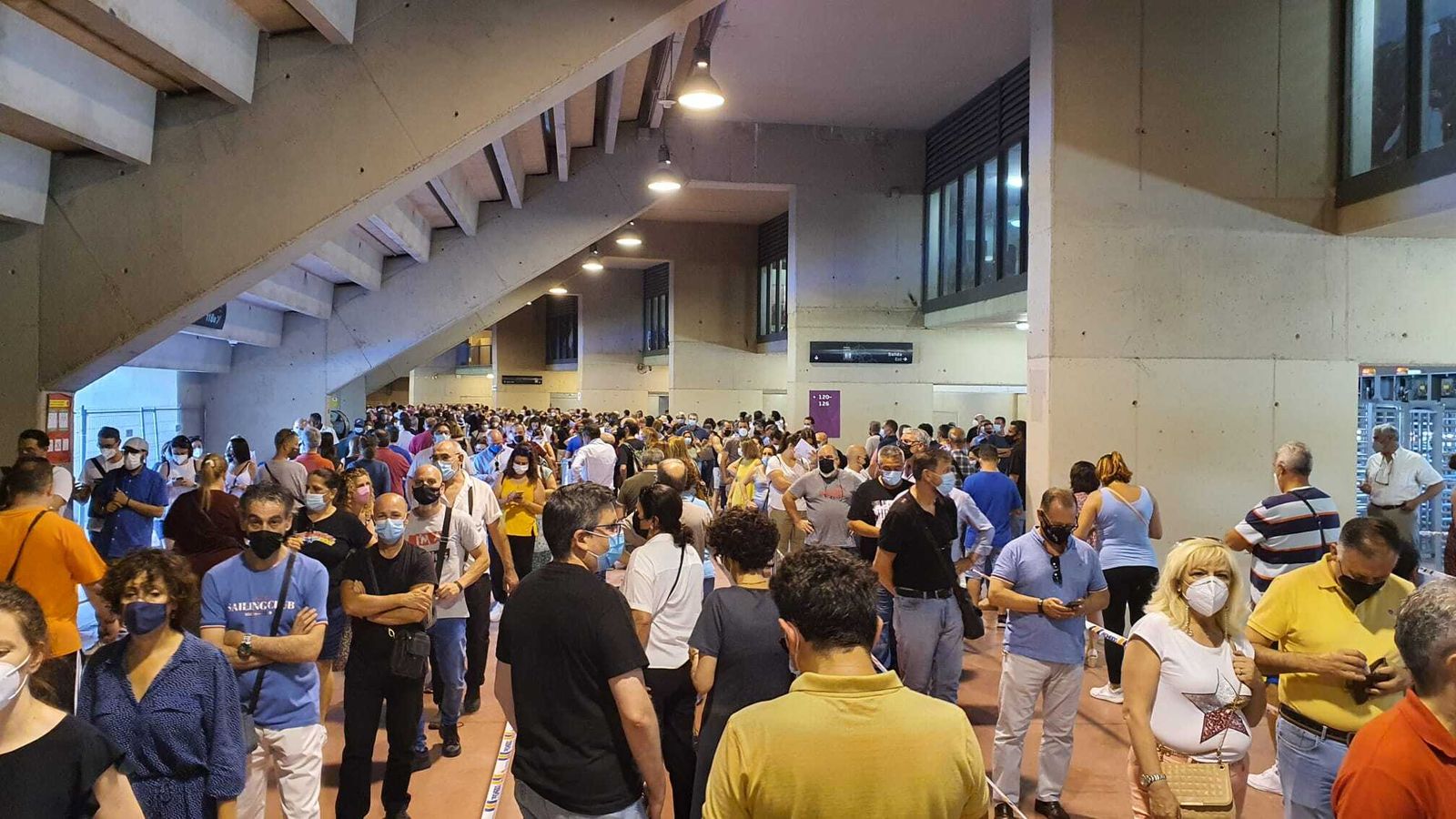La aglomeración de personas en el interior del Estadio de la Cartuja.