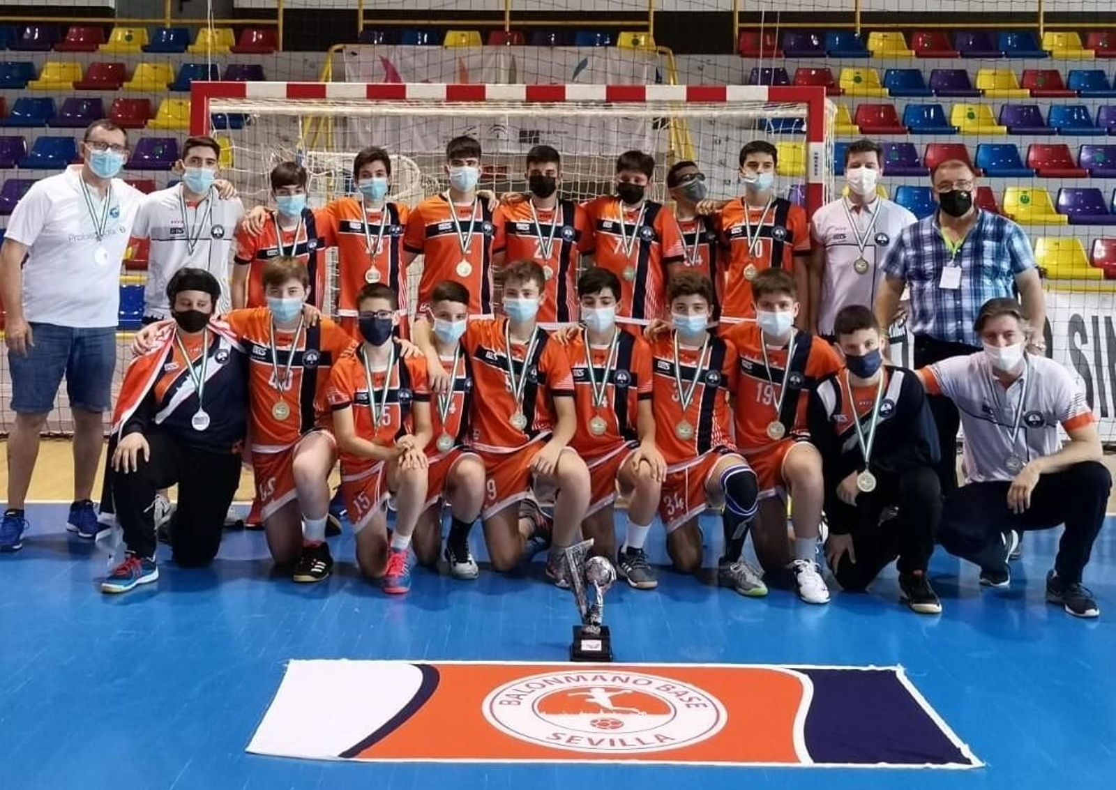 El Prointegrada Base Sevilla posa con su copa de subcampeón tras la final.