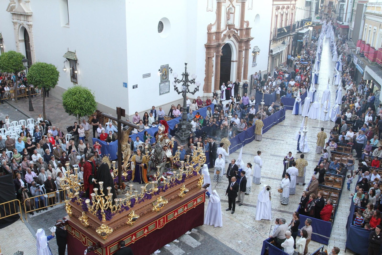 La estación de penitencia pública y unitaria se mantiene en la parroquia de la Purísima Concepción; en la imagen, la Sagrada Lanzada se acerca al templo concepcionista.