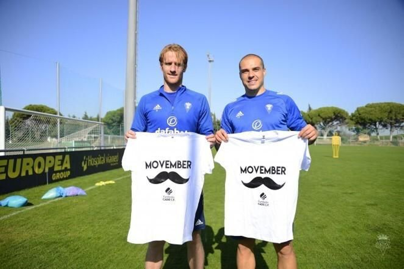 Álex Fernández (i) y Pombo, con la camiseta de 'Movember'.