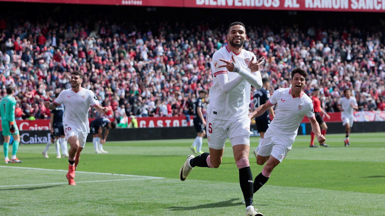 En-Nesyri celebra el primer gol sevillista con Óliver Torres e Isaac detrás.