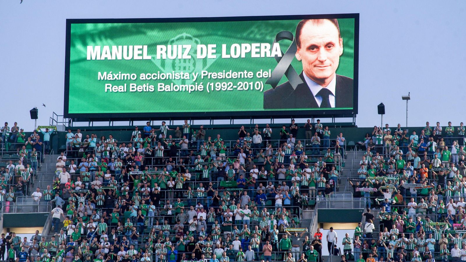 La afición bética aplaude en el minuto de silencio a Manuel Ruiz de Lopera.