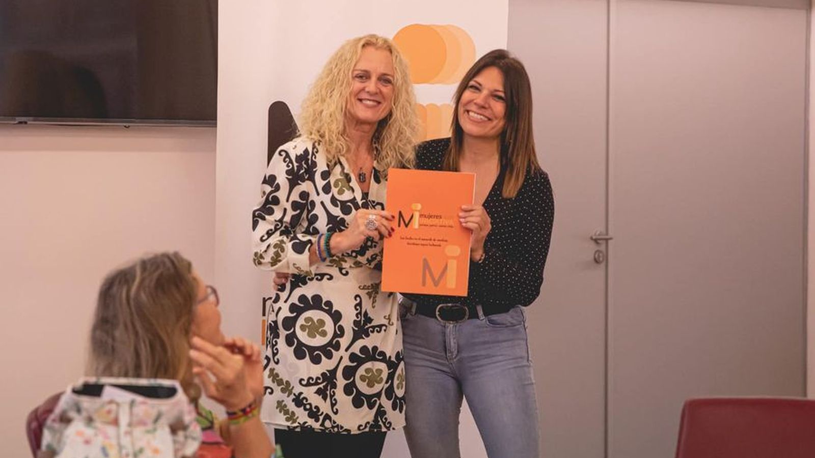 La ex presidenta de Mujeres con Iniciativa, Elisa Campoy entregándole la estafeta a Rosa Castilla.