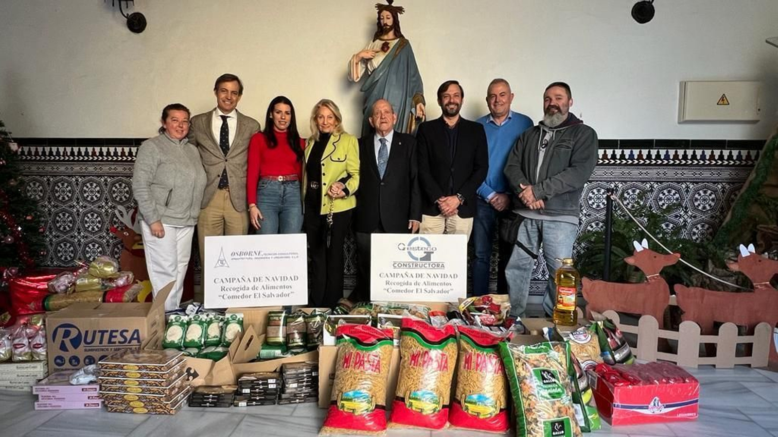 Directivos y personal del Grupo de Empresas Álvaro Osborne, en la entrega de alimentos al Comedor de El Salvador. Directivos y personal del Grupo de Empresas Álvaro Osborne, en la entrega de alimentos al Comedor de El Salvador.