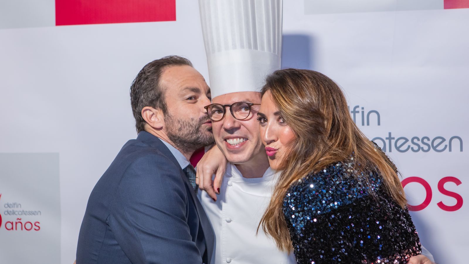 Delfín con un pareja de novios que se ha casado con Delfín Delicatessen, un momento emotivo, la novia @fashionsouth.