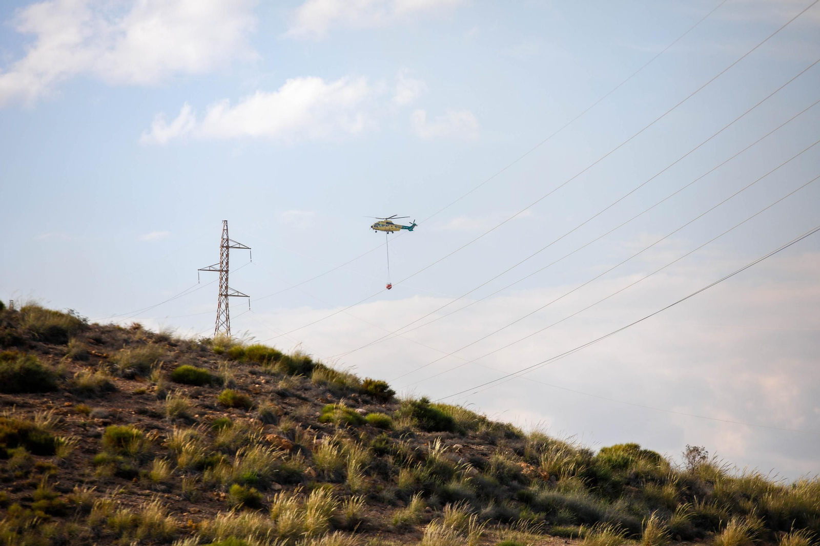 Las imágenes del incendio forestal que avanza en la sierra de Huércal