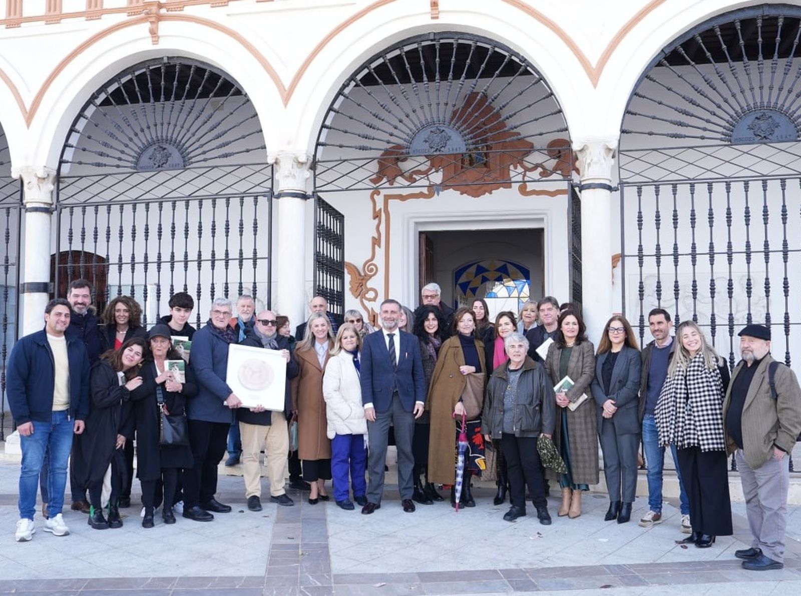 Foto de familia de la UHU sobre Zenobia Camprubí.