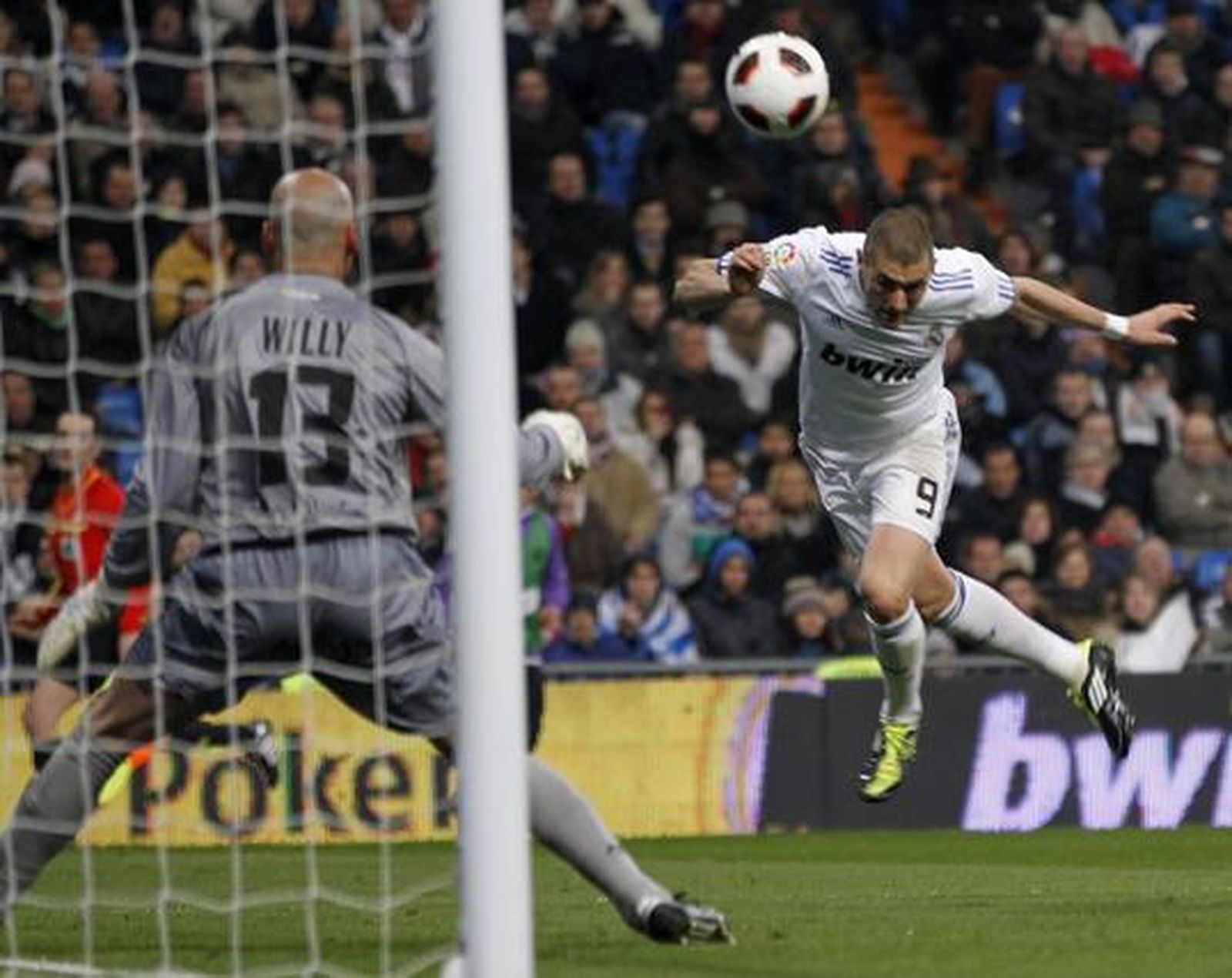 El Málaga sale goleado ante el Madrid en la vuelta de Pellegrini al Bernabéu. / Reuters
