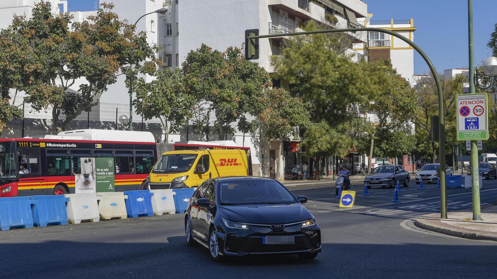 Un coche se salta los conos de la ronda y gira a Carretera de Carmona, este jueves por la mañana.