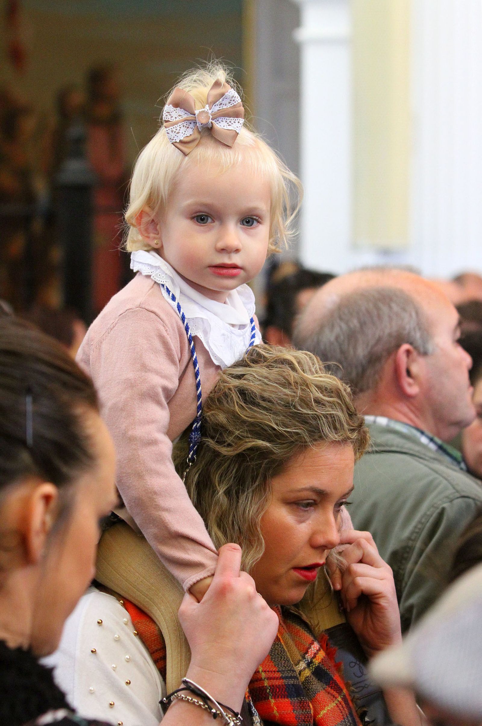 El Rocío celebra La Candelaria con la presentación de los niños a la Virgen, en imágenes